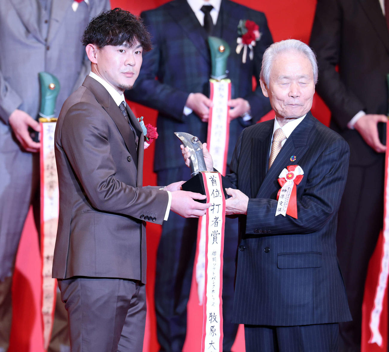 NPB AWARDS 2025　パ・リーグの首位打者賞を受賞したソフトバンク牧原大（撮影・浅見桂子）