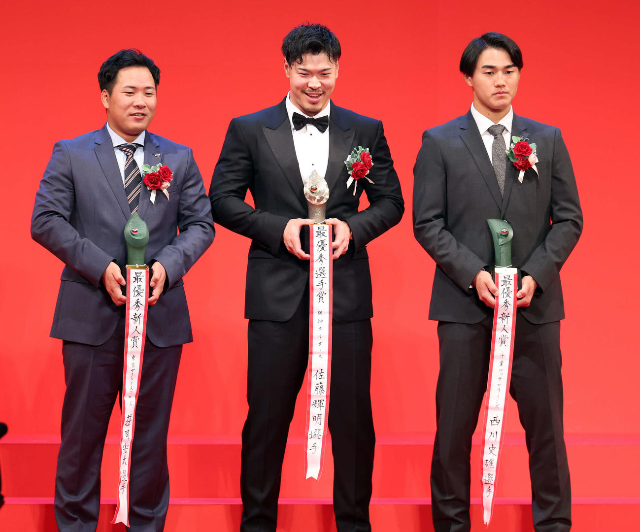 NPB AWARDS 2025　最優秀選手賞を受賞した阪神佐藤輝（中央）は最優秀新人賞のヤクルト荘司（左）、ロッテ西川と笑顔で記念撮影（撮影・浅見桂子）