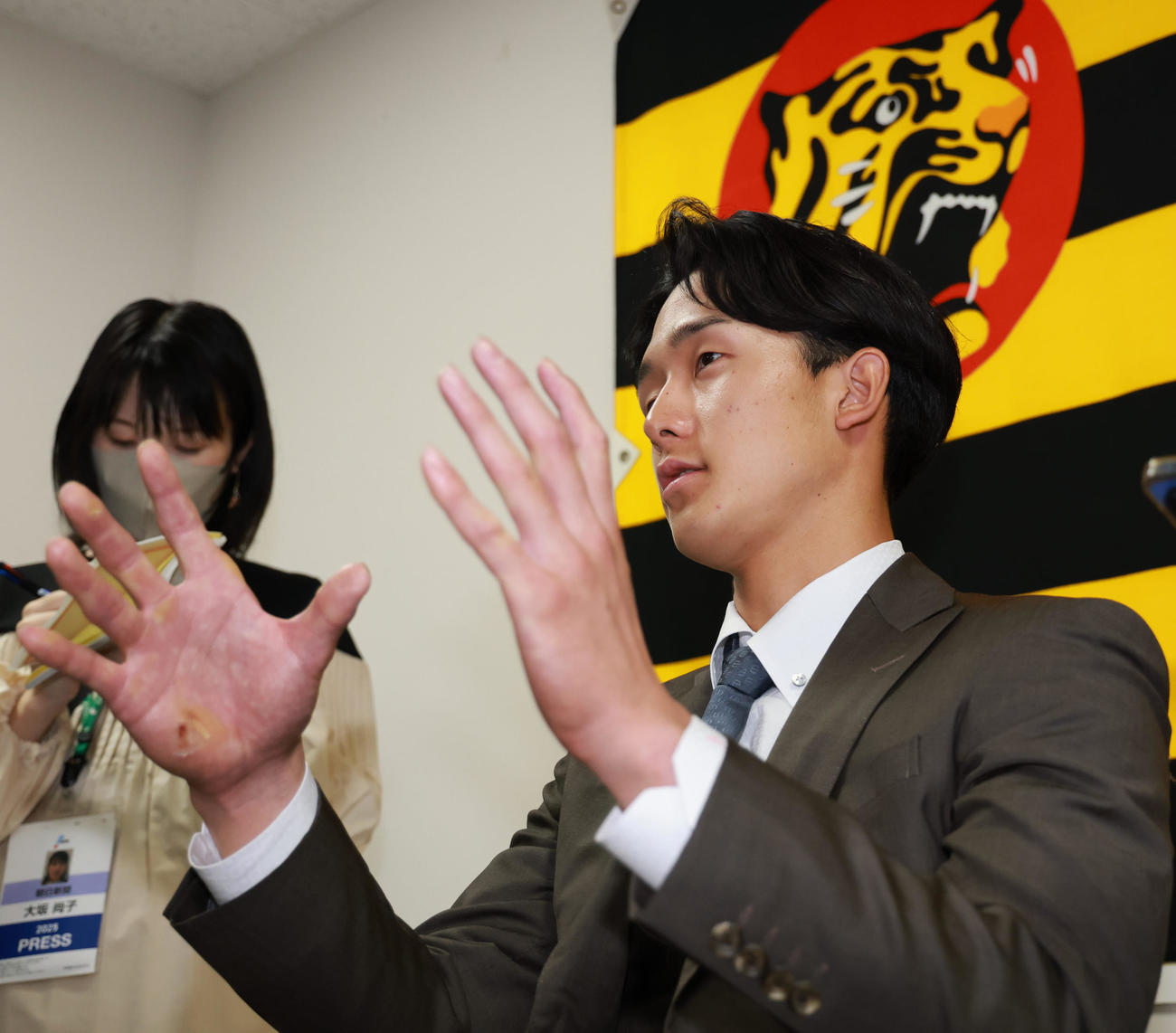 契約更改を終えた小幡は記者の取材を受ける（撮影・上田博志）