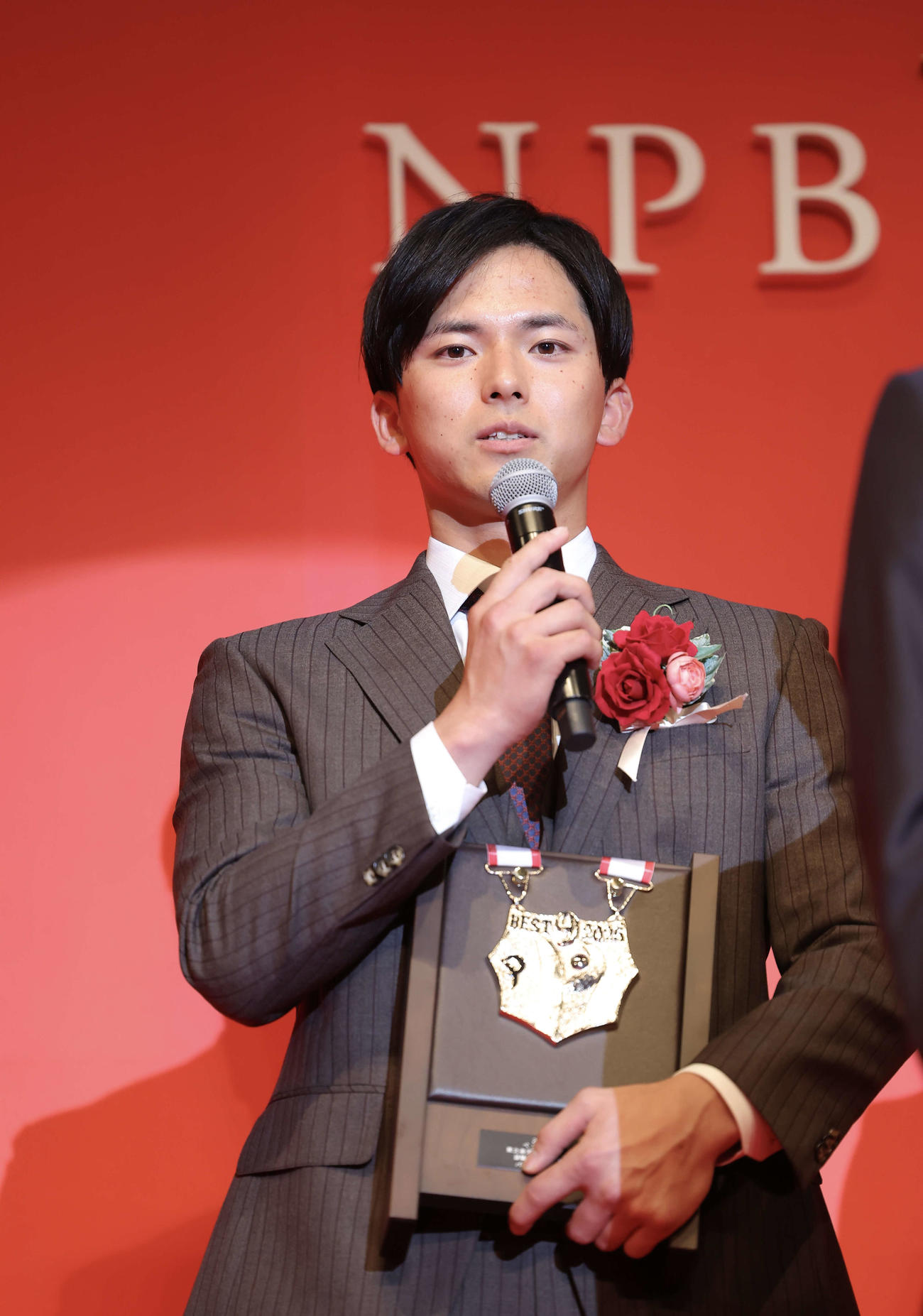 パ・リーグベストナイン賞であいさつする楽天宗山（撮影・河田真司）