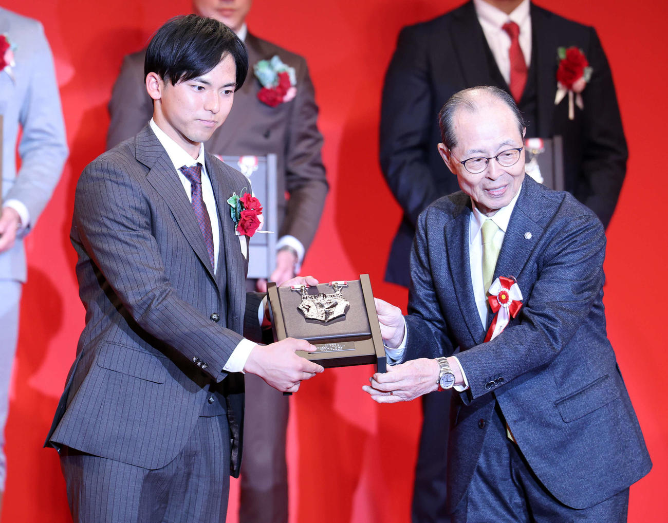 NPB AWARDS 2025　ベストナイン賞を受賞し、プレゼンターの王貞治氏（右）から盾を受け取る楽天宗山（撮影・浅見桂子）