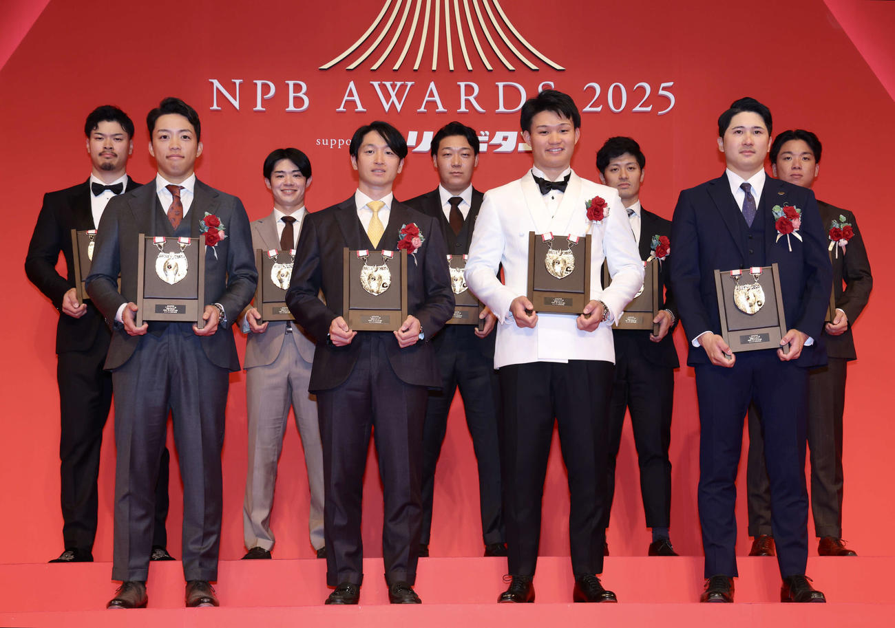 セ・リーグベストナイン賞の、前列左から外野手中日岡林、阪神近本、森下、遊撃手巨人泉口、後列左から三塁手阪神佐藤輝、二塁手阪神中野、一塁手阪神大山、捕手阪神坂本、投手阪神村上（撮影・河田真司）