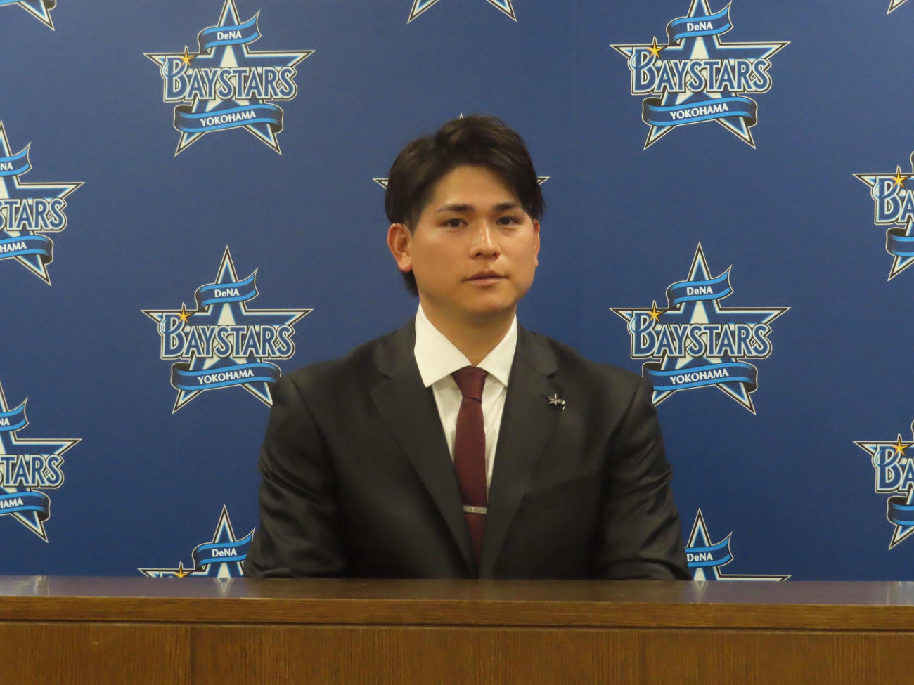 契約更改交渉後、会見するDeNA神里