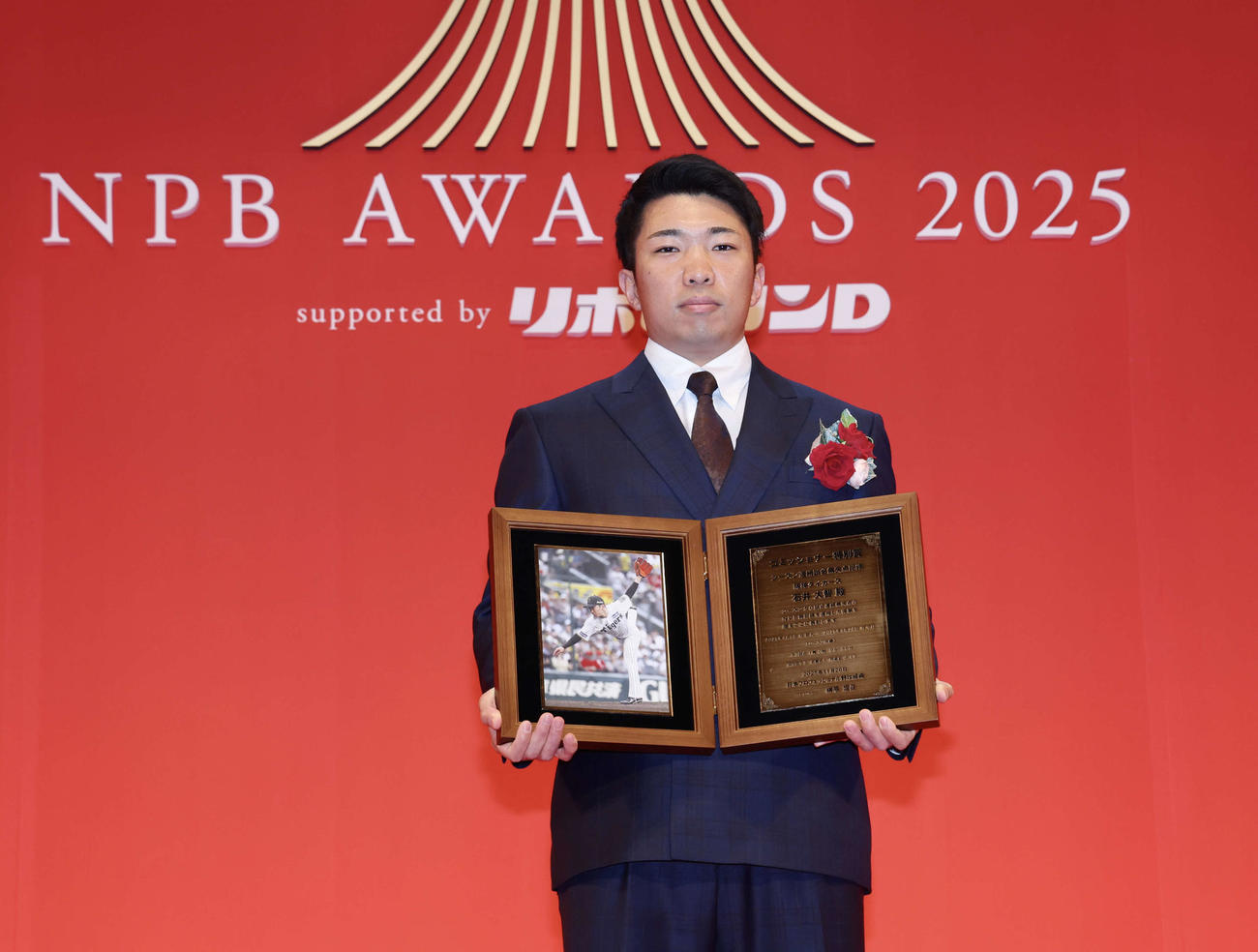 コミッショナー特別表彰を受ける阪神石井（撮影・河田真司）