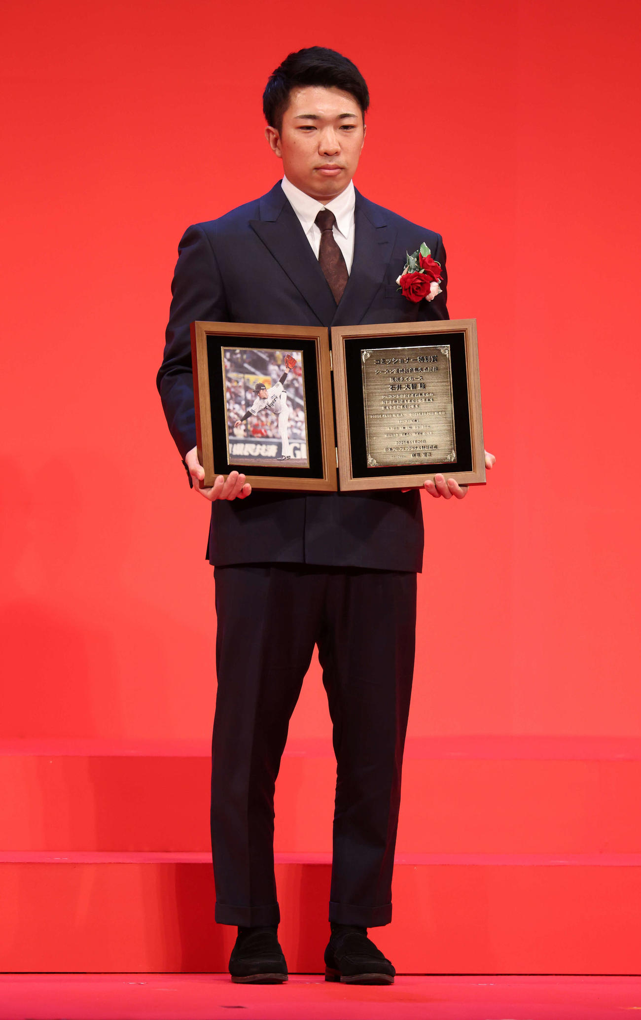 NPB AWARDS 2025　コミッショナー特別表彰された阪神石井大智（撮影・浅見桂子）