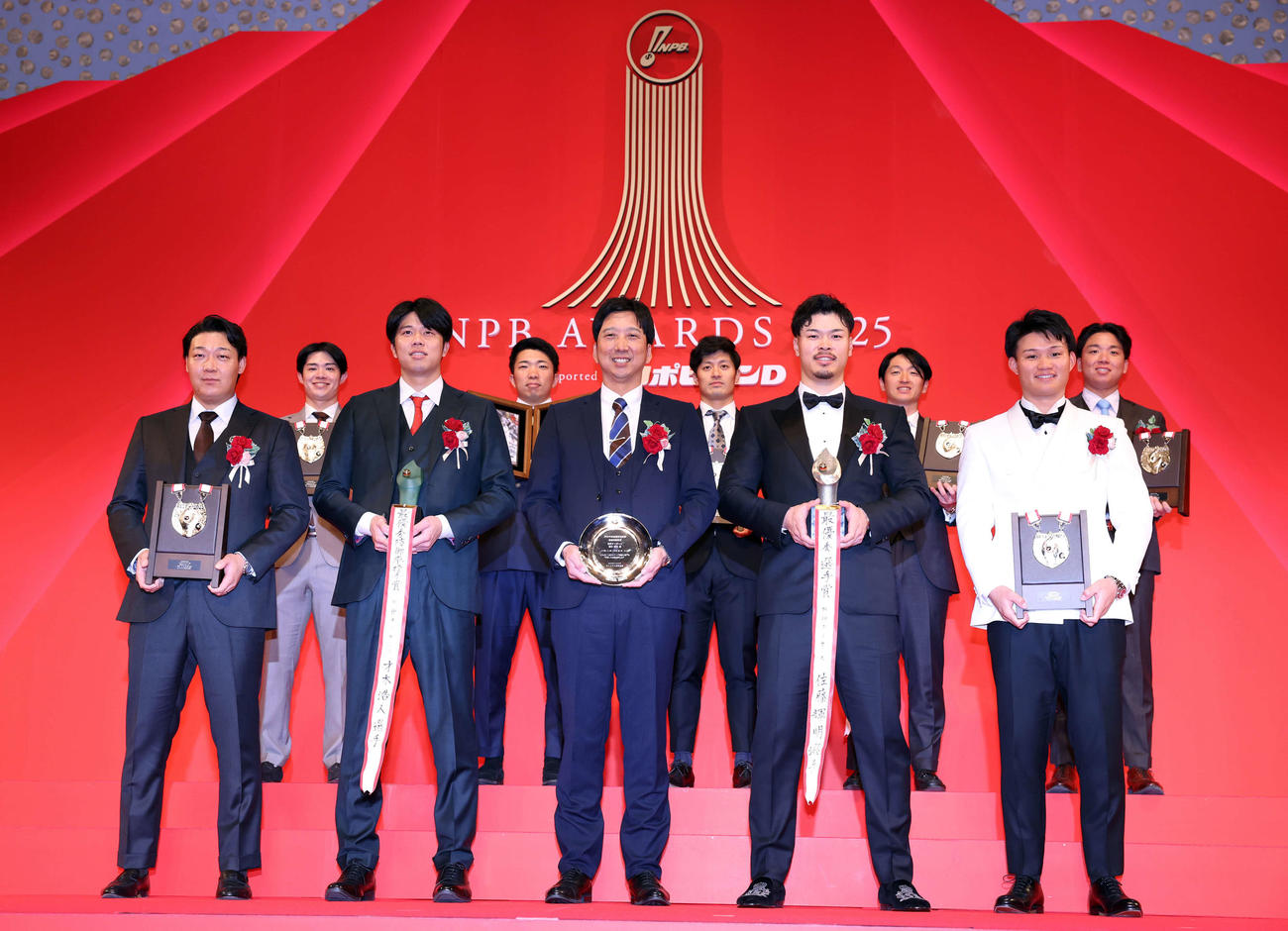 NPB AWARDS 2025　授賞式後笑顔で記念撮影する阪神の、前列左から大山、才木、藤川監督、佐藤輝、森下、後列左から中野、石井、坂本、近本、村上（撮影・浅見桂子）