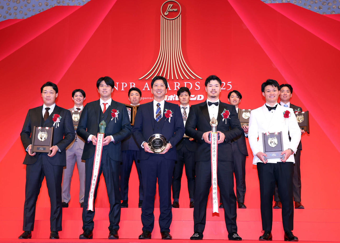 NPB AWARDS 2025　授賞式後笑顔で記念撮影する阪神の、前列左から大山、才木、藤川監督、佐藤輝、森下、後列左から中野、石井、坂本、近本、村上（撮影・浅見桂子）