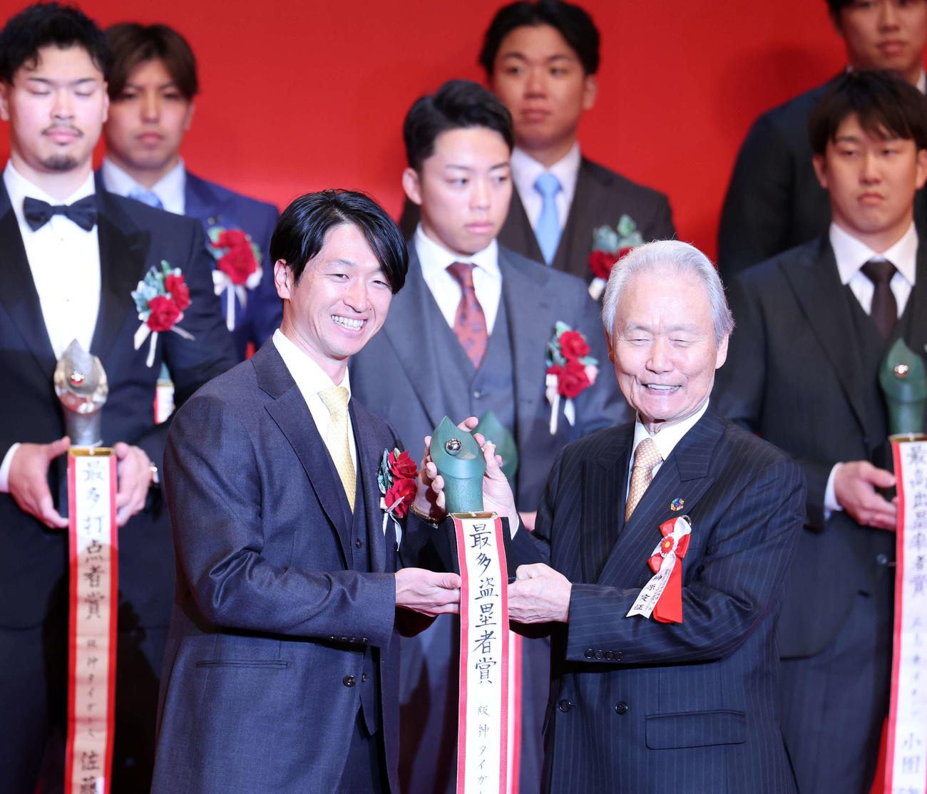 NPB AWARDS 2025　セ・リーグの最多盗塁者賞を受賞した阪神近本（撮影・浅見桂子）