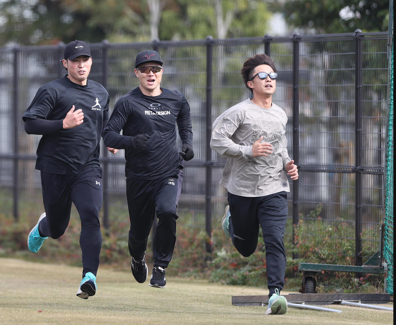 トレーニングする島本（右）。左から佐藤蓮、栄枝（撮影・上山淳一）