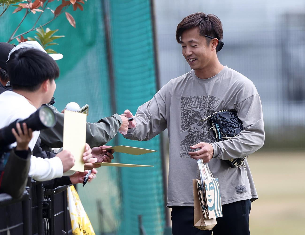 ファンにサインする島本（撮影・上山淳一）