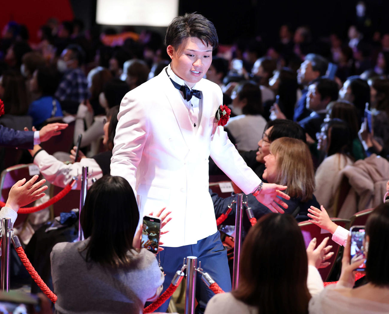 NPB AWARDS 2025　授賞式を終え、ファンとハイタッチしながら引き揚げる阪神森下（撮影・浅見桂子）
