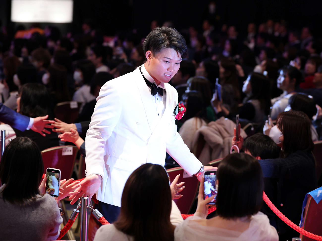 NPB AWARDS 2025　授賞式を終え、ファンとハイタッチしながら引き揚げる阪神森下（撮影・浅見桂子）