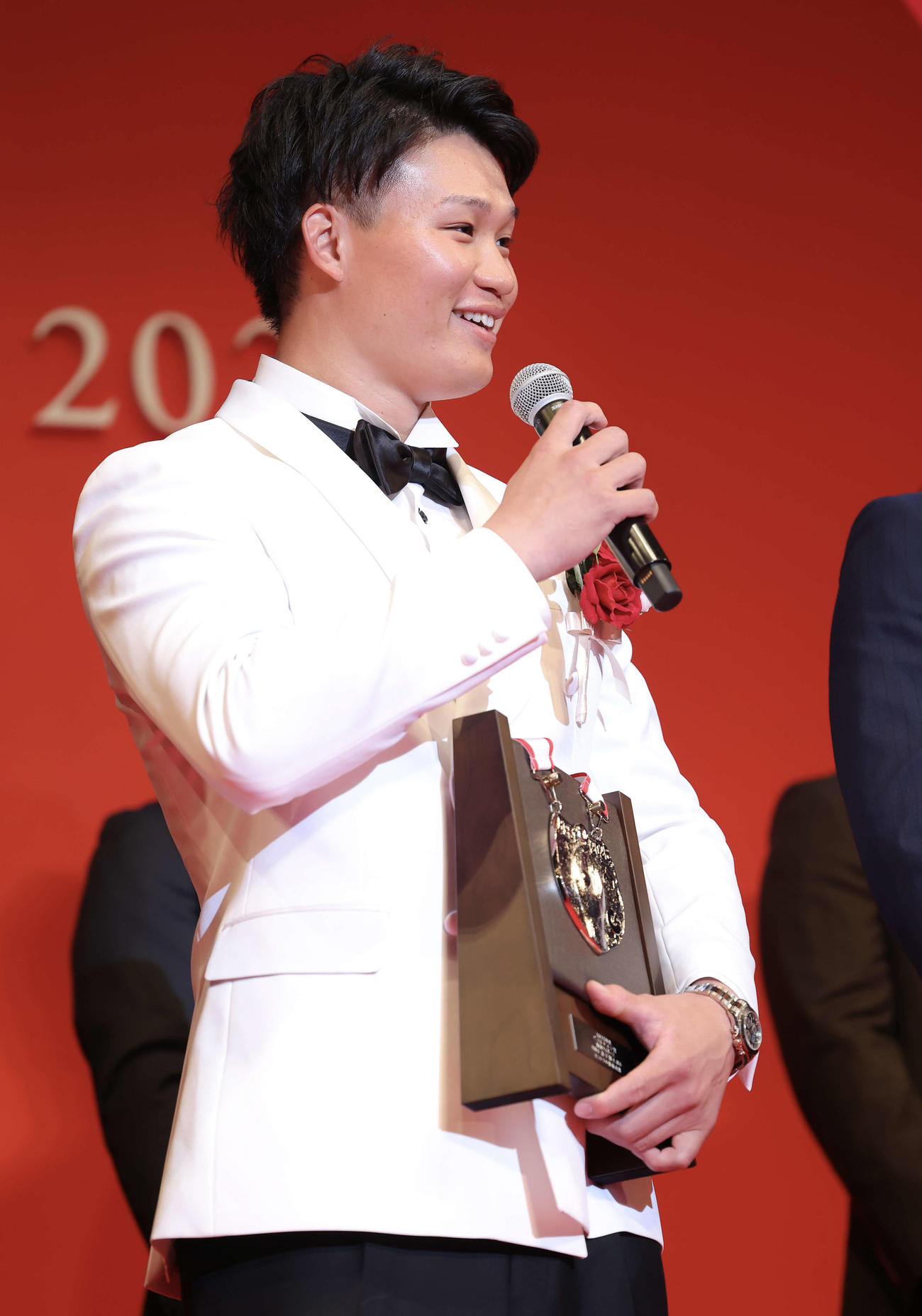セ・リーグベストナイン賞であいさつする阪神森下（撮影・河田真司）