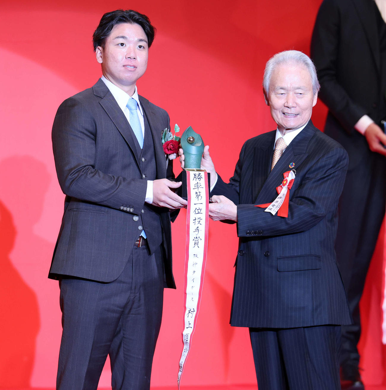 NPB AWARDS 2025　セ・リーグの勝率第一位投手賞等3冠を受賞した阪神村上（撮影・浅見桂子）