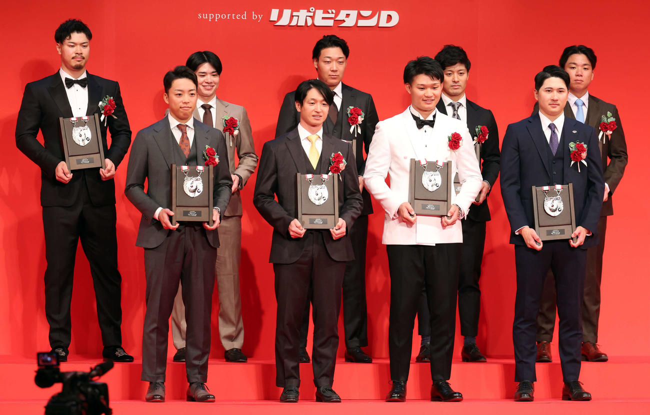 NPB AWARDS 2025　セ・リーグのベストナイン賞を受賞した、前列左から中日岡林、阪神近本、阪神森下、巨人泉口、後列左から阪神佐藤輝、阪神中野、阪神大山、阪神坂本、阪神村上（撮影・浅見桂子）