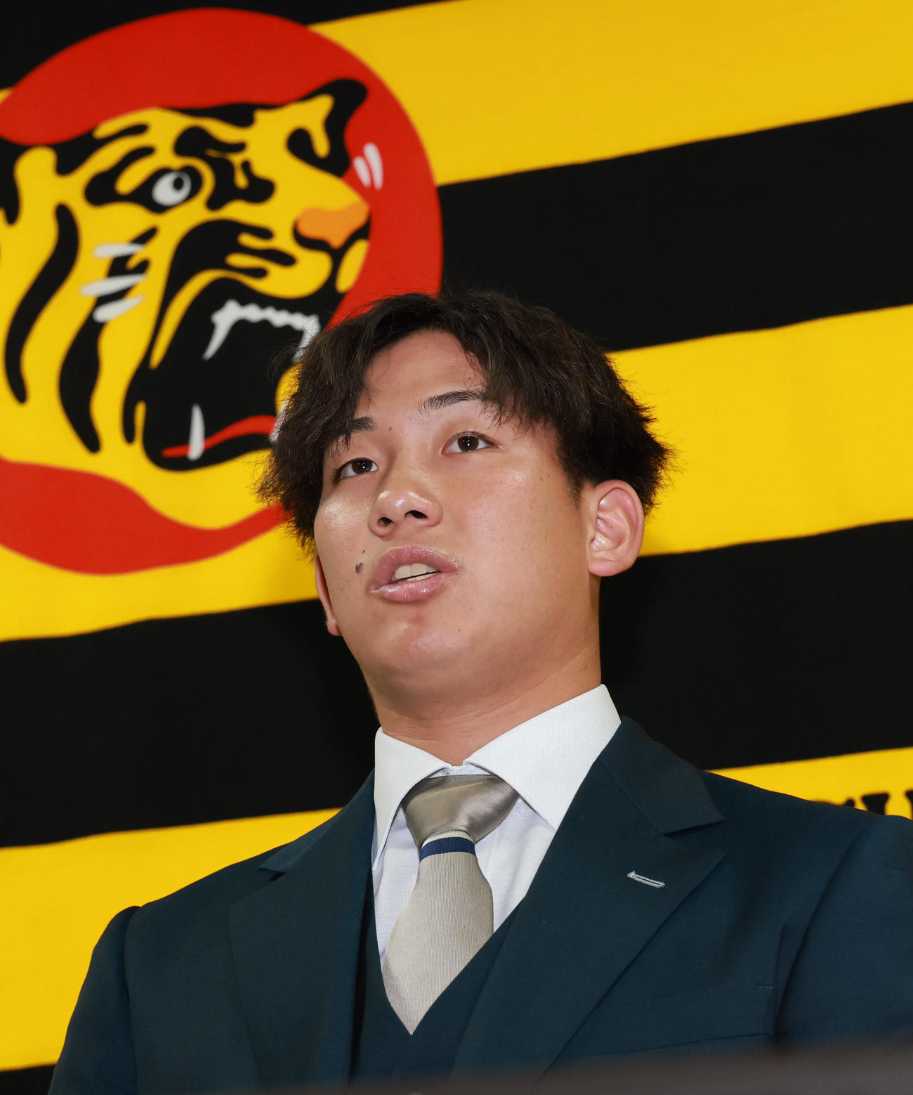 契約更改を終えた伊原は取材を受ける（撮影・上田博志）