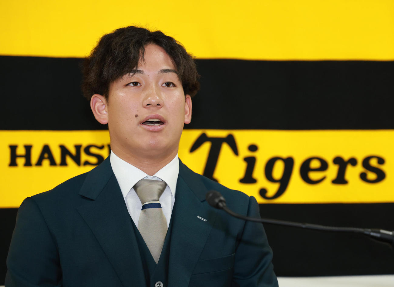 契約更改を終えた伊原は取材を受ける（撮影・上田博志）