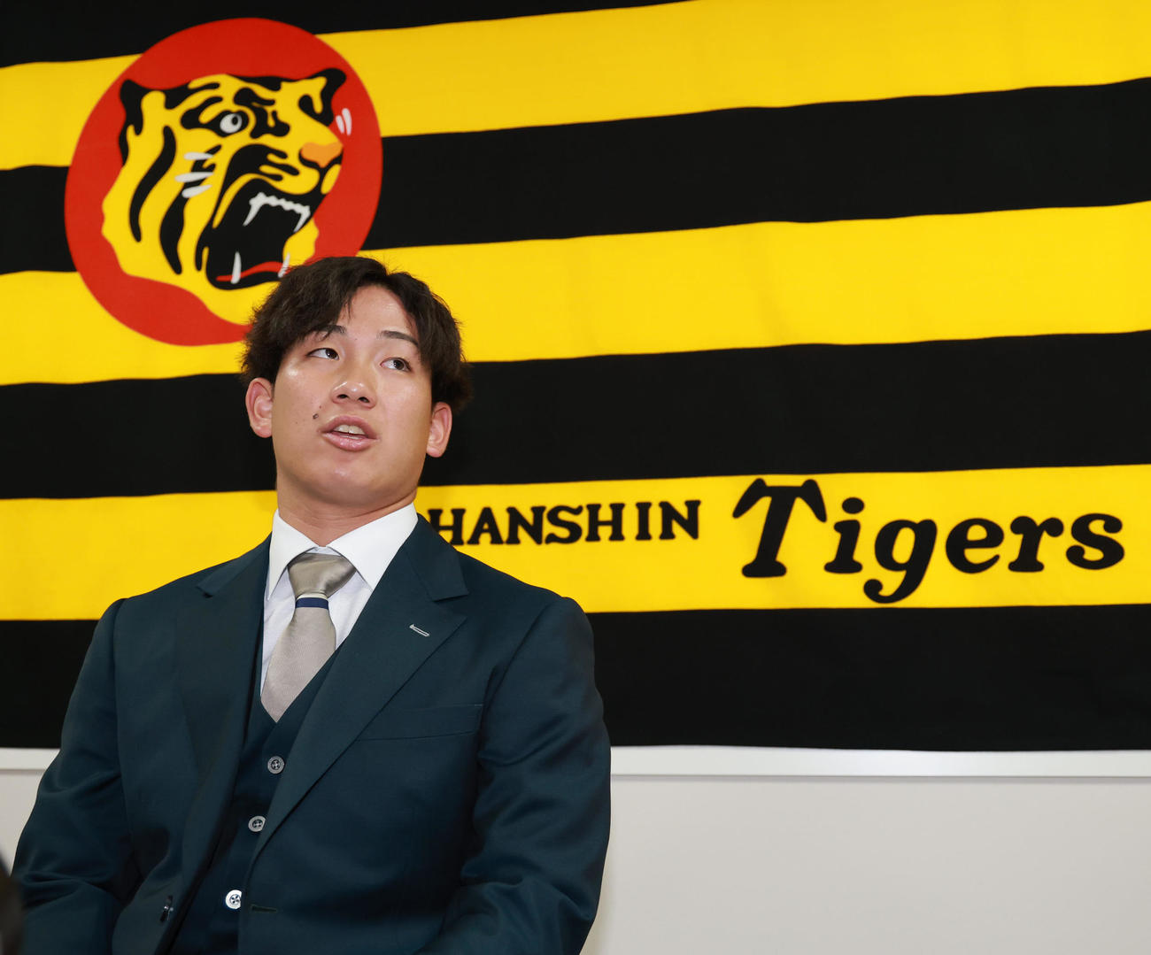 契約更改を終えた伊原は取材を受ける（撮影・上田博志）