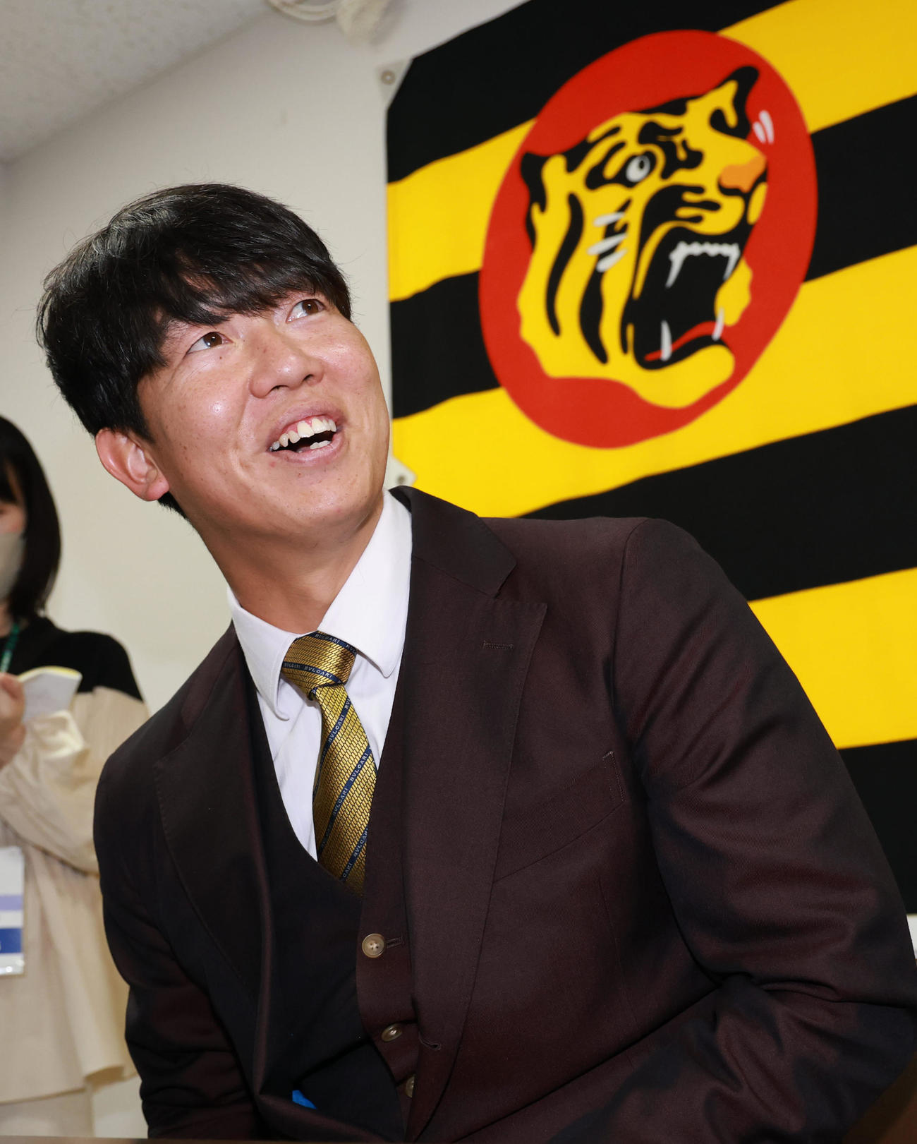 契約更改を終えた畠は笑顔を見せながら記者の質問に答える（撮影・上田博志）