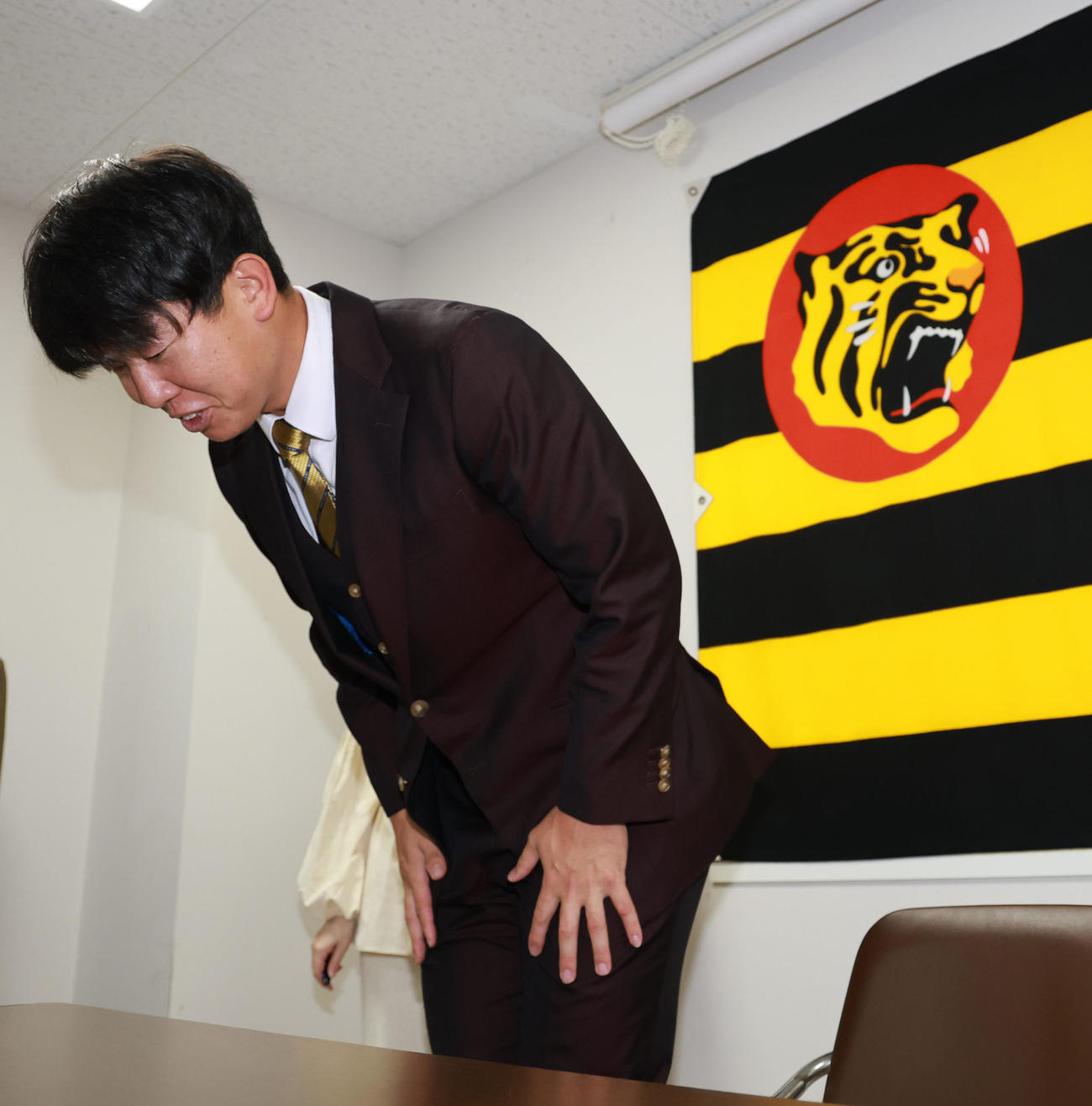 契約更改を終えた畠は丁寧におじぎをして会見を終える（撮影・上田博志）