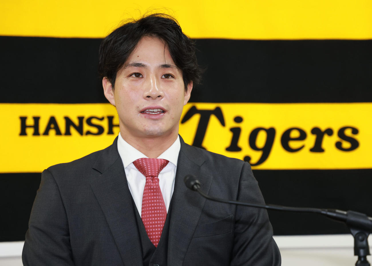 契約更改を終えた木浪は取材を受ける（撮影・上田博志）