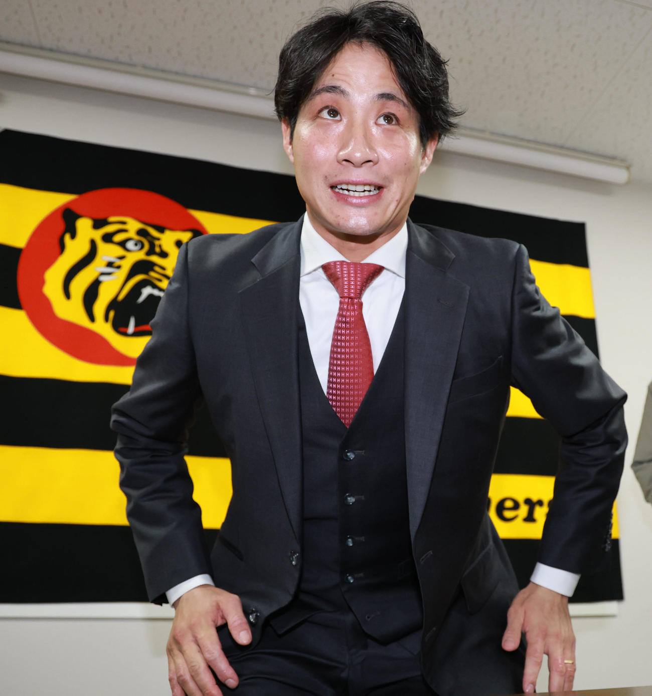契約更改を終えた木浪は取材を受ける（撮影・上田博志）