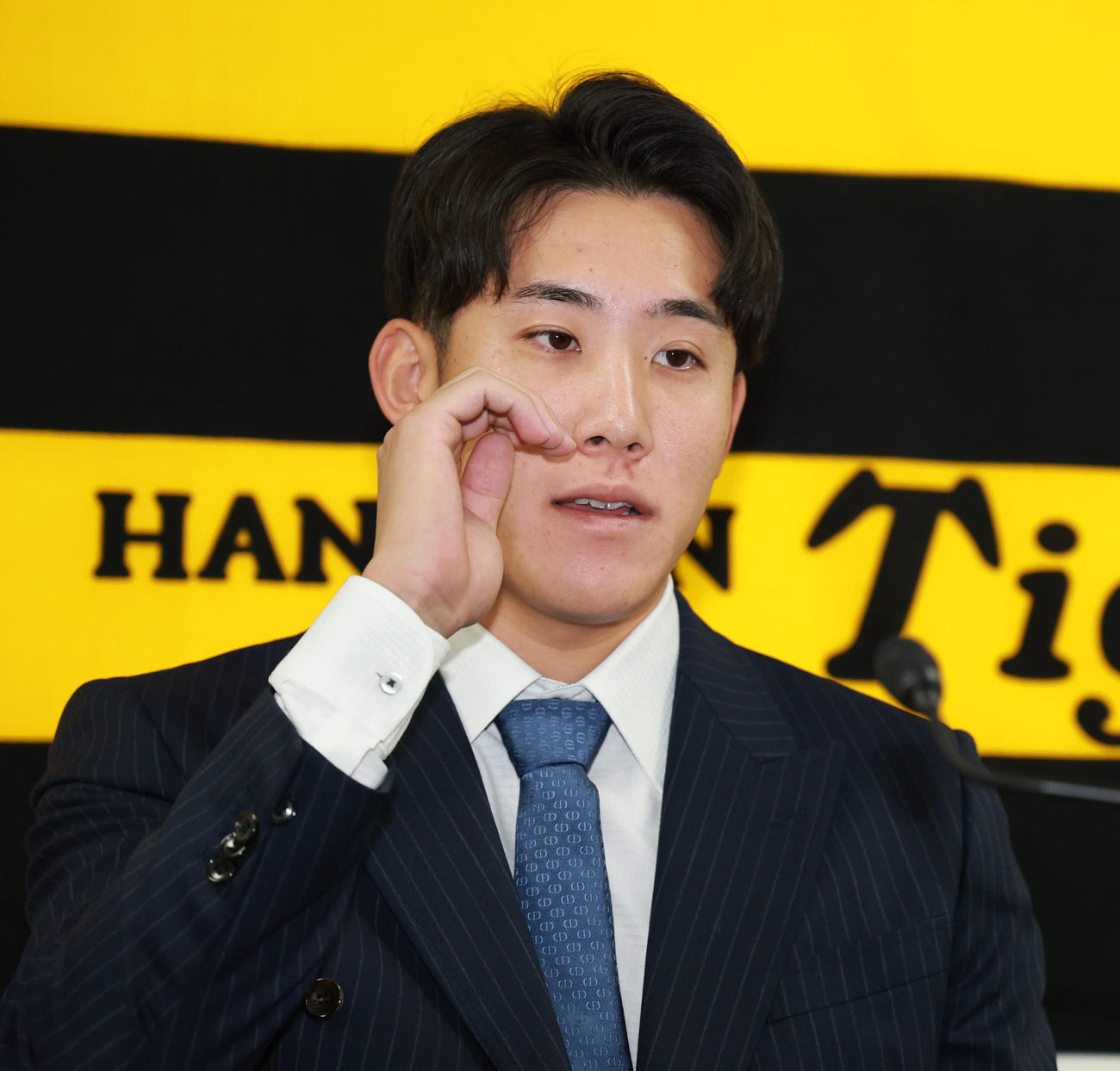 契約更改を終えた富田は取材を受ける（撮影・上田博志）