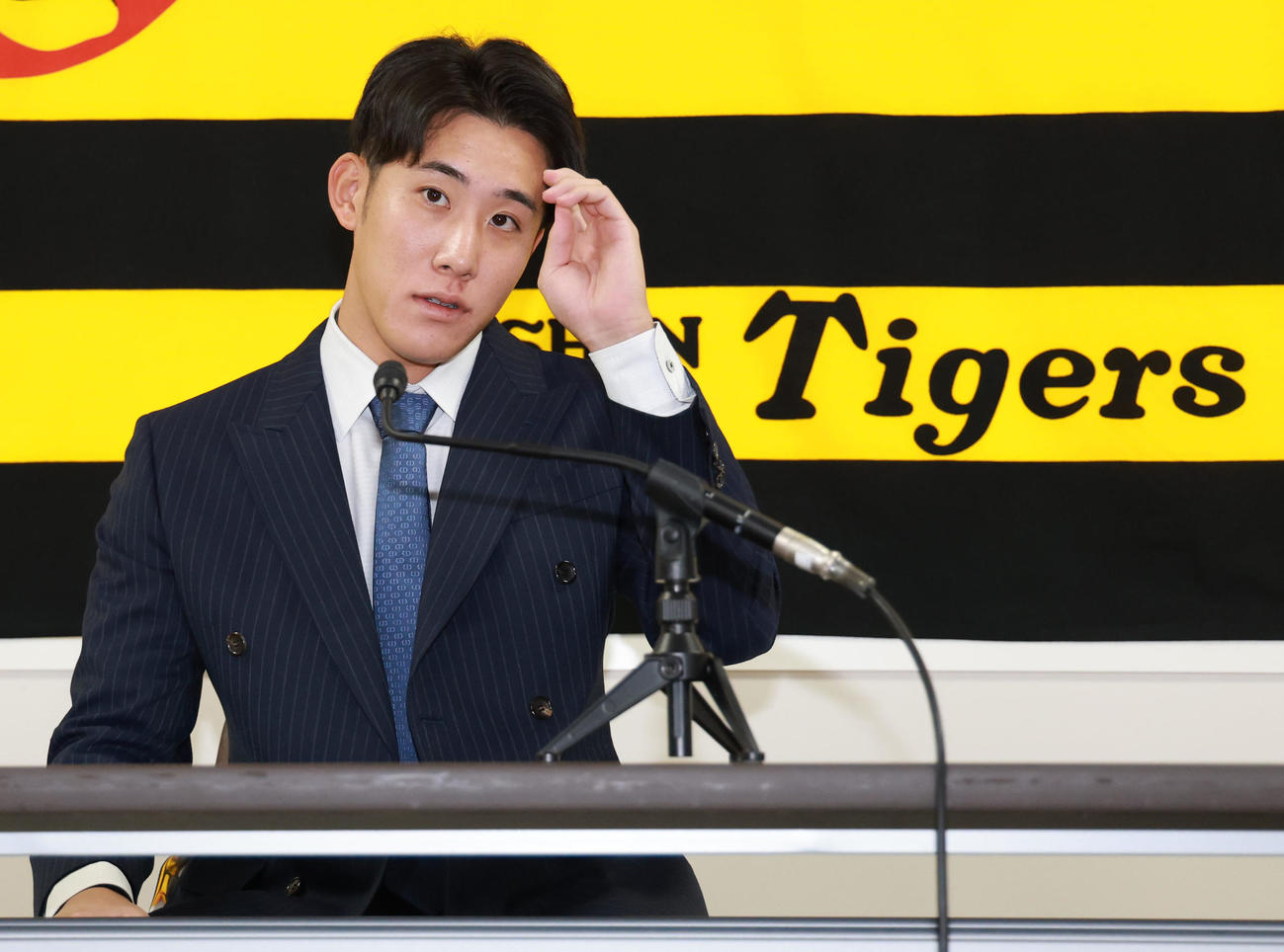 契約更改を終えた富田は取材を受ける（撮影・上田博志）