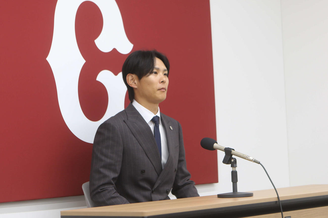 契約更改を終えて会見する泉