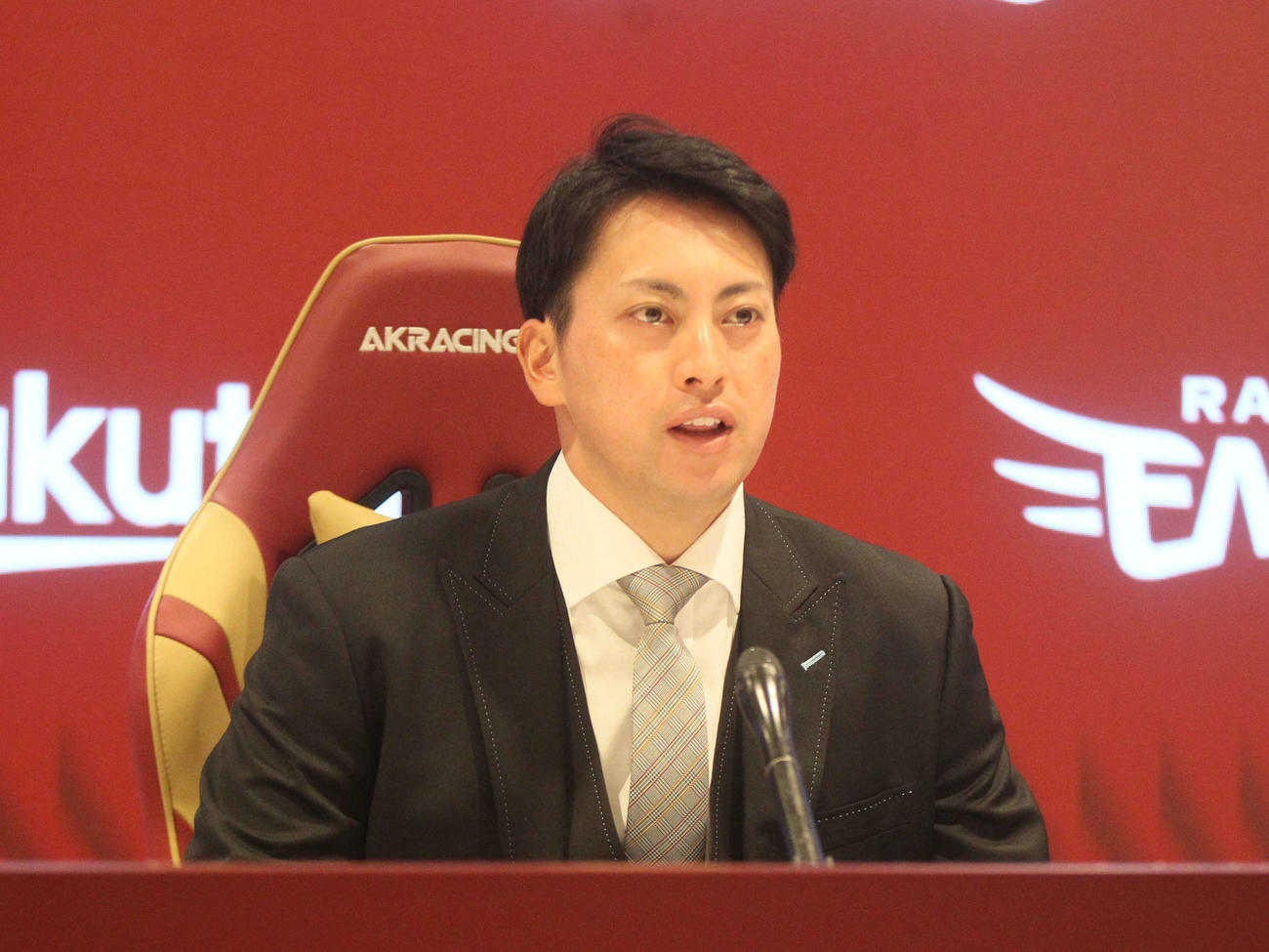 契約更改後に会見に臨む楽天小郷（撮影・高橋香奈）