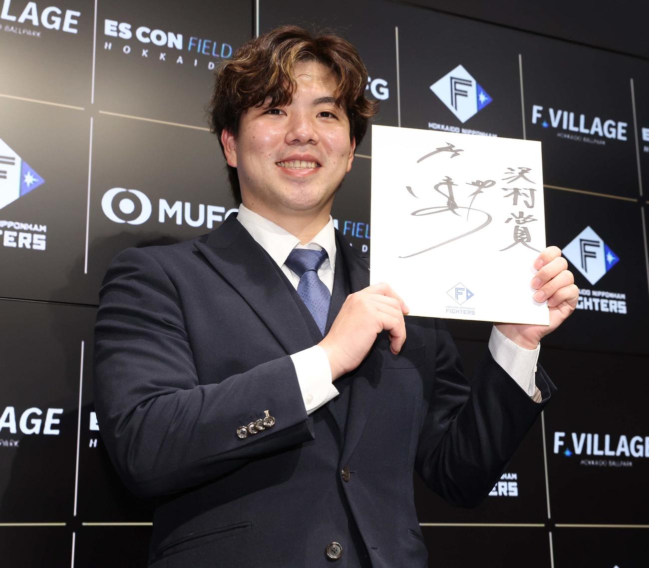 来季目標に「沢村賞」と書く日本ハム金村（撮影・黒川智章）