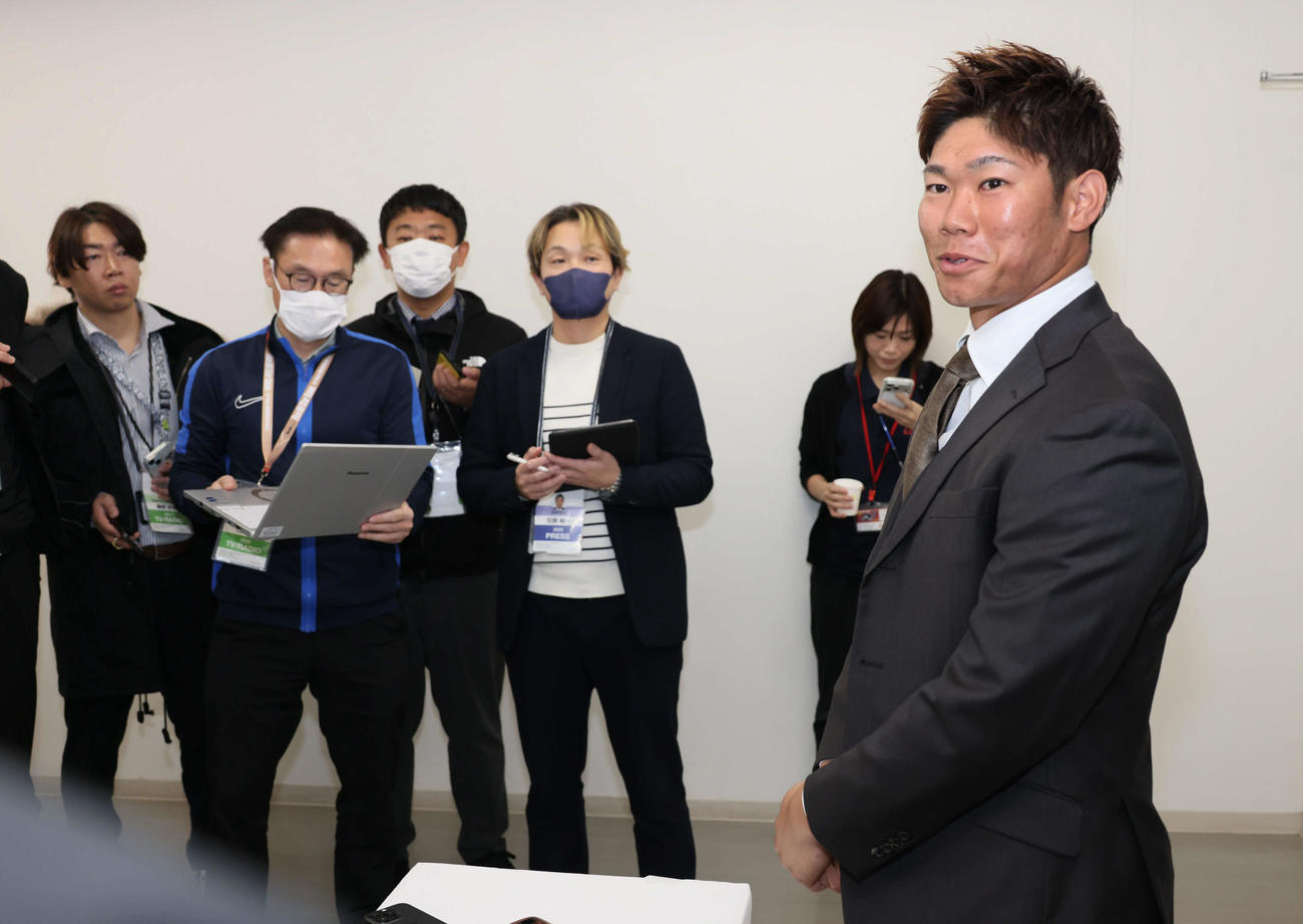 契約更改の会見後、囲み取材に応じる広島坂倉（撮影・加藤孝規）　