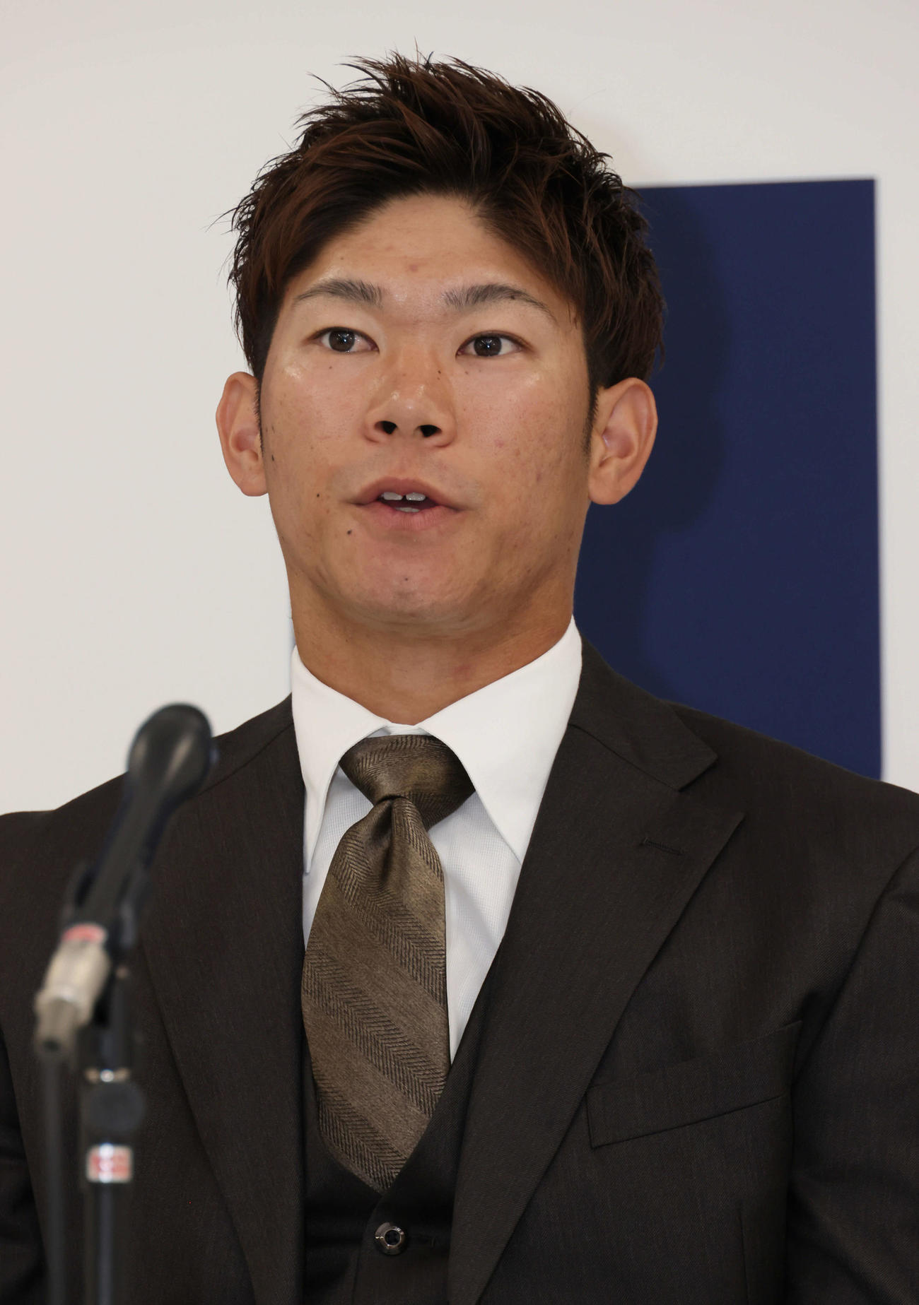 契約更改後、会見する広島坂倉（撮影・加藤孝規）　
