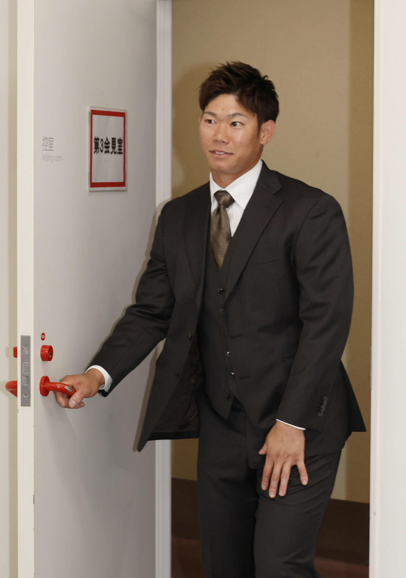 契約更改後、会見する広島坂倉（撮影・加藤孝規）　