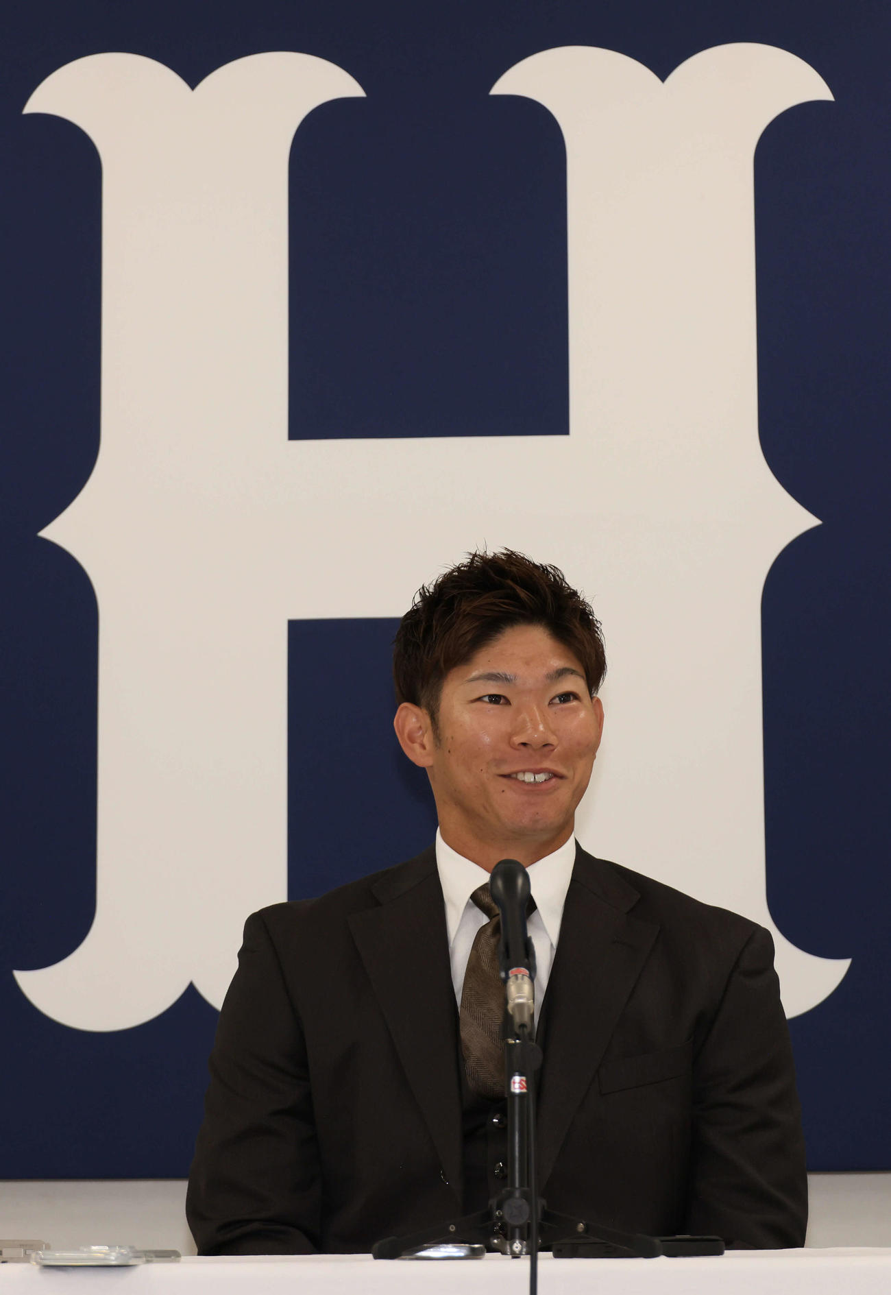 契約更改後、会見する広島坂倉（撮影・加藤孝規）　