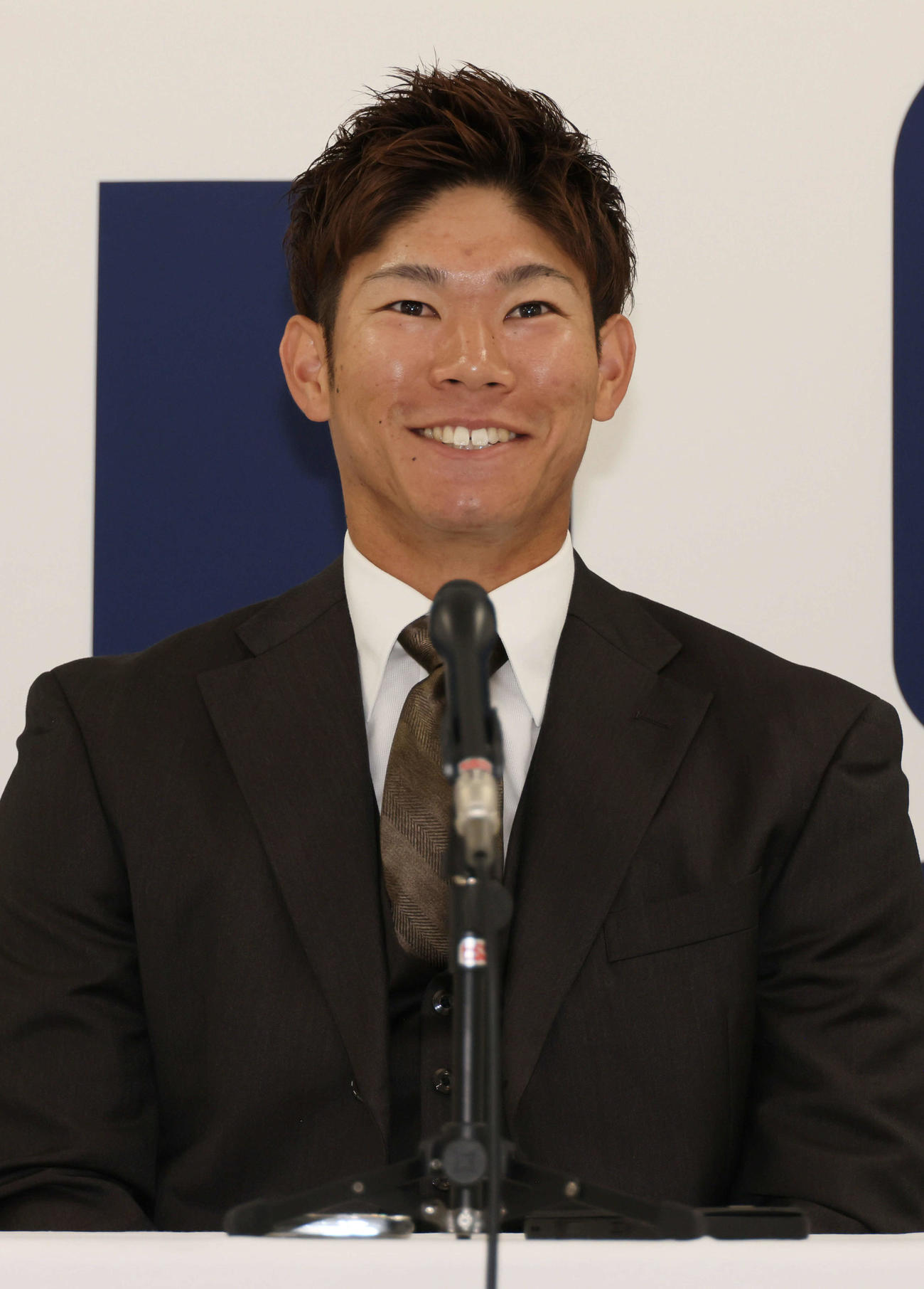 契約更改後、会見する広島坂倉（撮影・加藤孝規）　