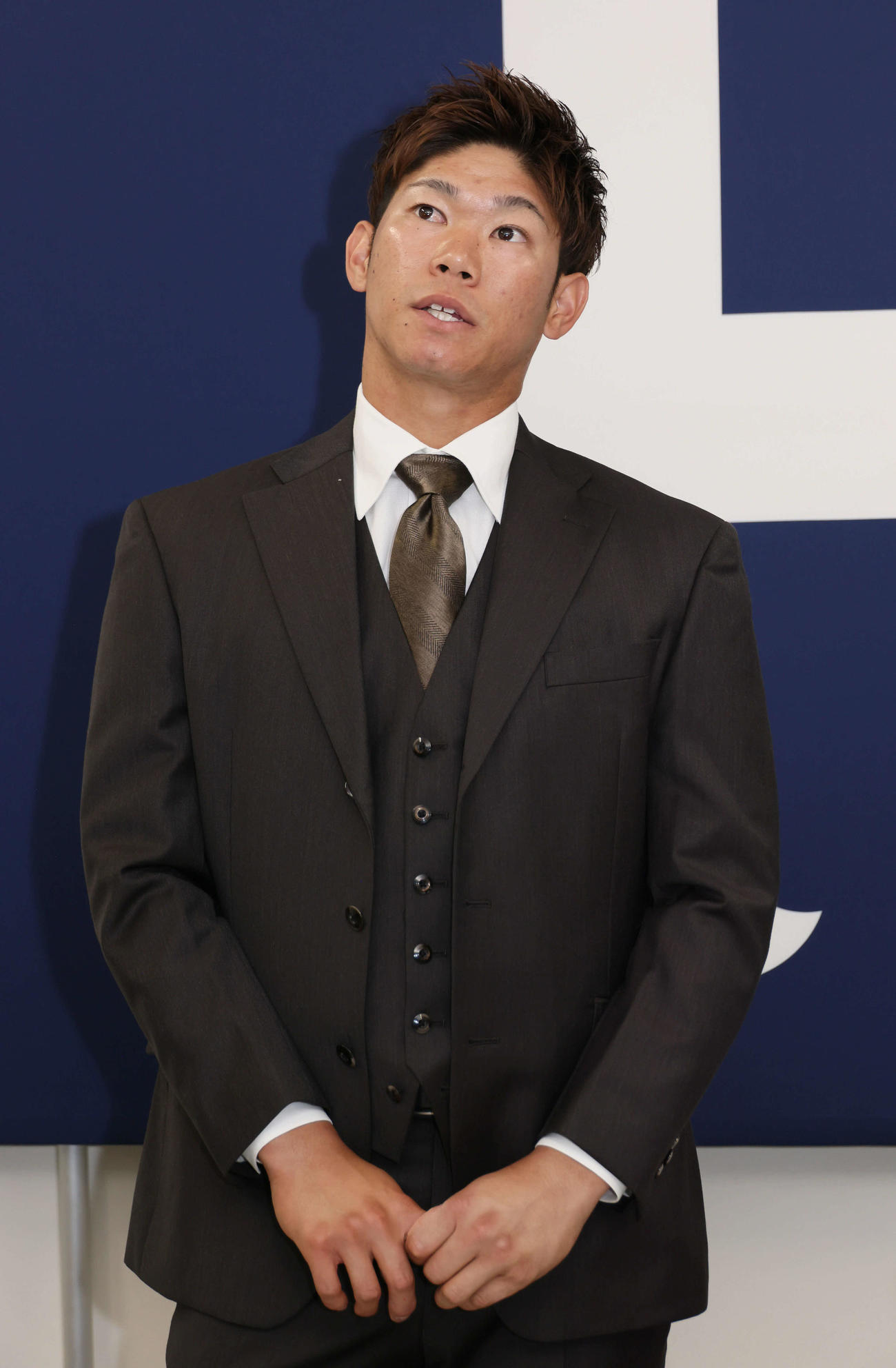 契約更改の会見後、囲み取材に応じる広島坂倉（撮影・加藤孝規）　