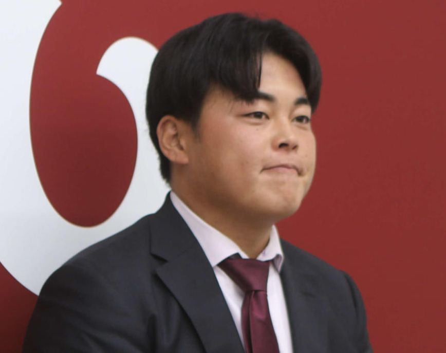 契約更改を終えて会見する山瀬