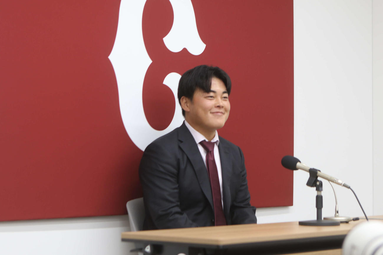 契約更改を終えて笑顔で会見する山瀬
