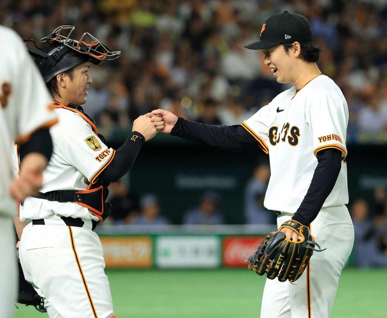 25年8月15日　巨人対阪神　3回表阪神2死、森下を遊ゴロに仕留めた山崎（右）は甲斐と笑顔でグータッチ（撮影・浅見桂子）