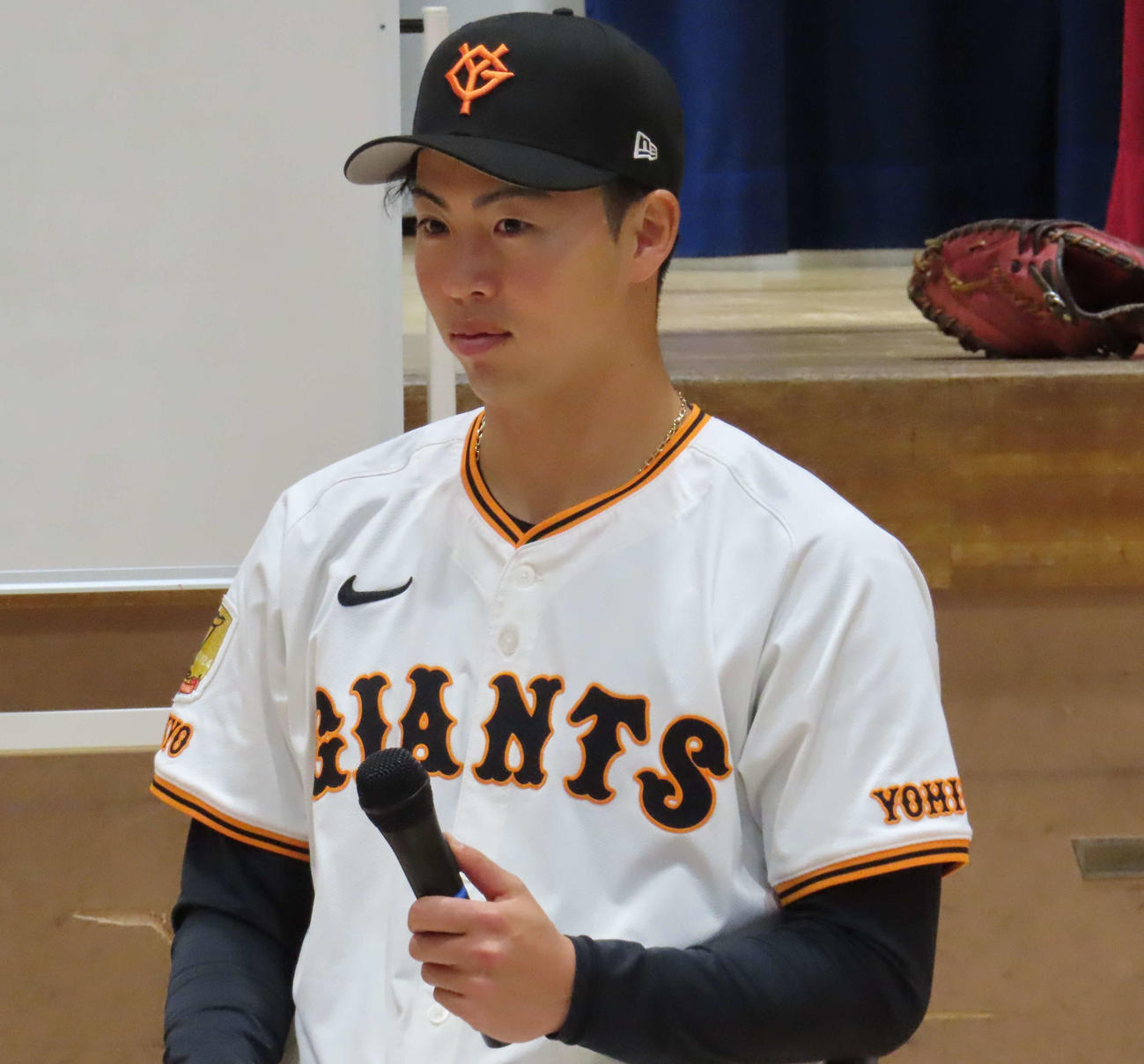 小学生と交流する巨人森田（撮影・水谷京裕）