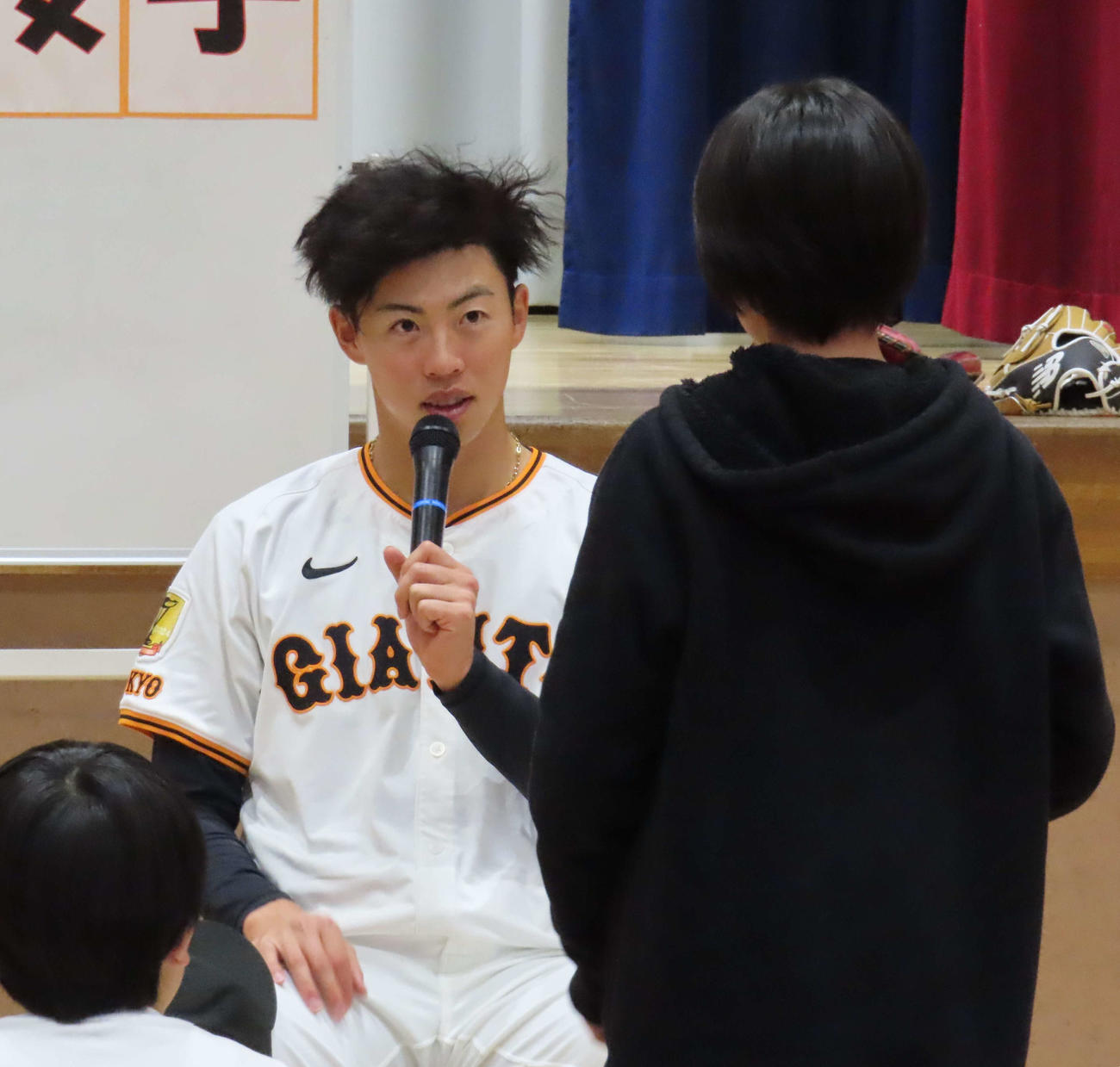 小学生の質問に答える巨人森田（撮影・水谷京裕）