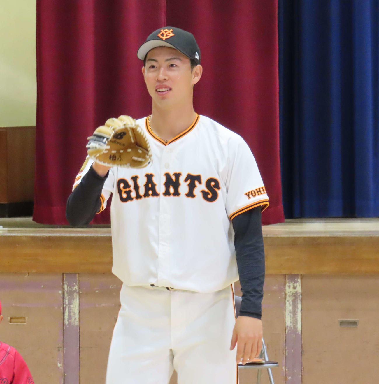 小学生とキャッチボールする巨人森田（撮影・水谷京裕）