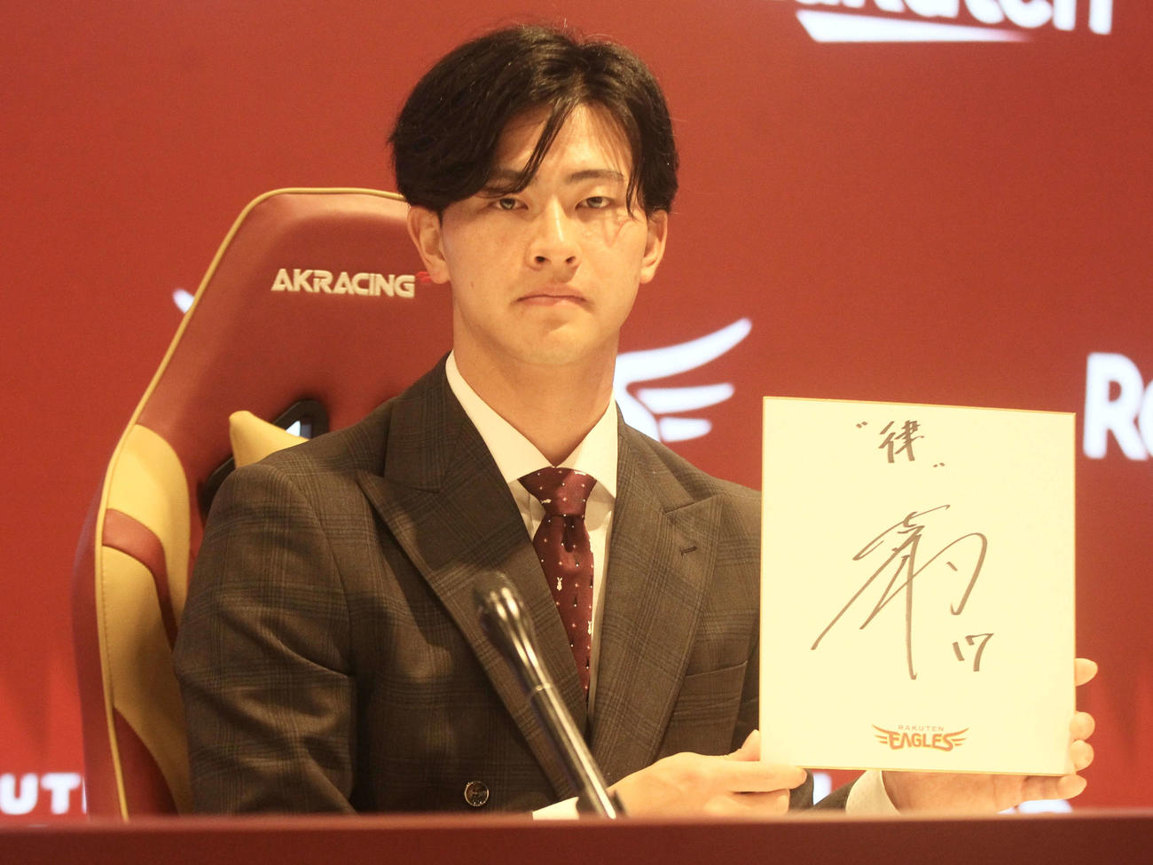 契約更改交渉に臨み、来季目標を色紙に「律」と記した楽天古謝（撮影・高橋香奈）