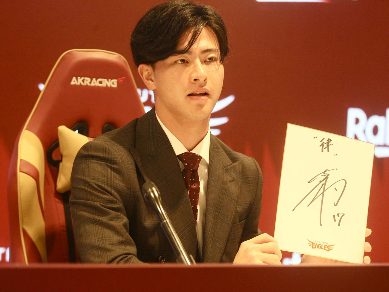 契約更改交渉に臨み、来季目標を色紙に「律」と記した楽天古謝（撮影・高橋香奈）