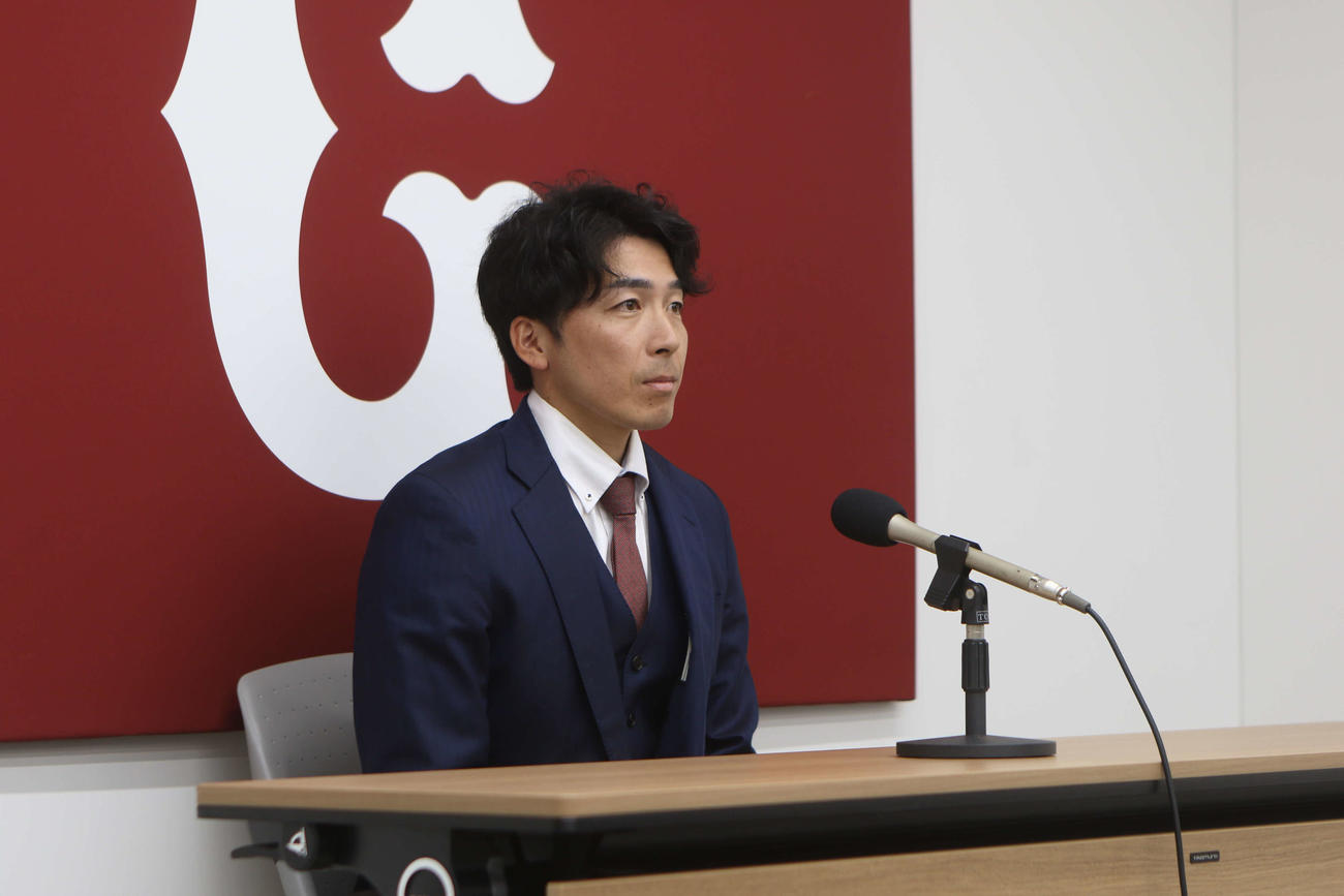契約更改を終えて会見する増田大