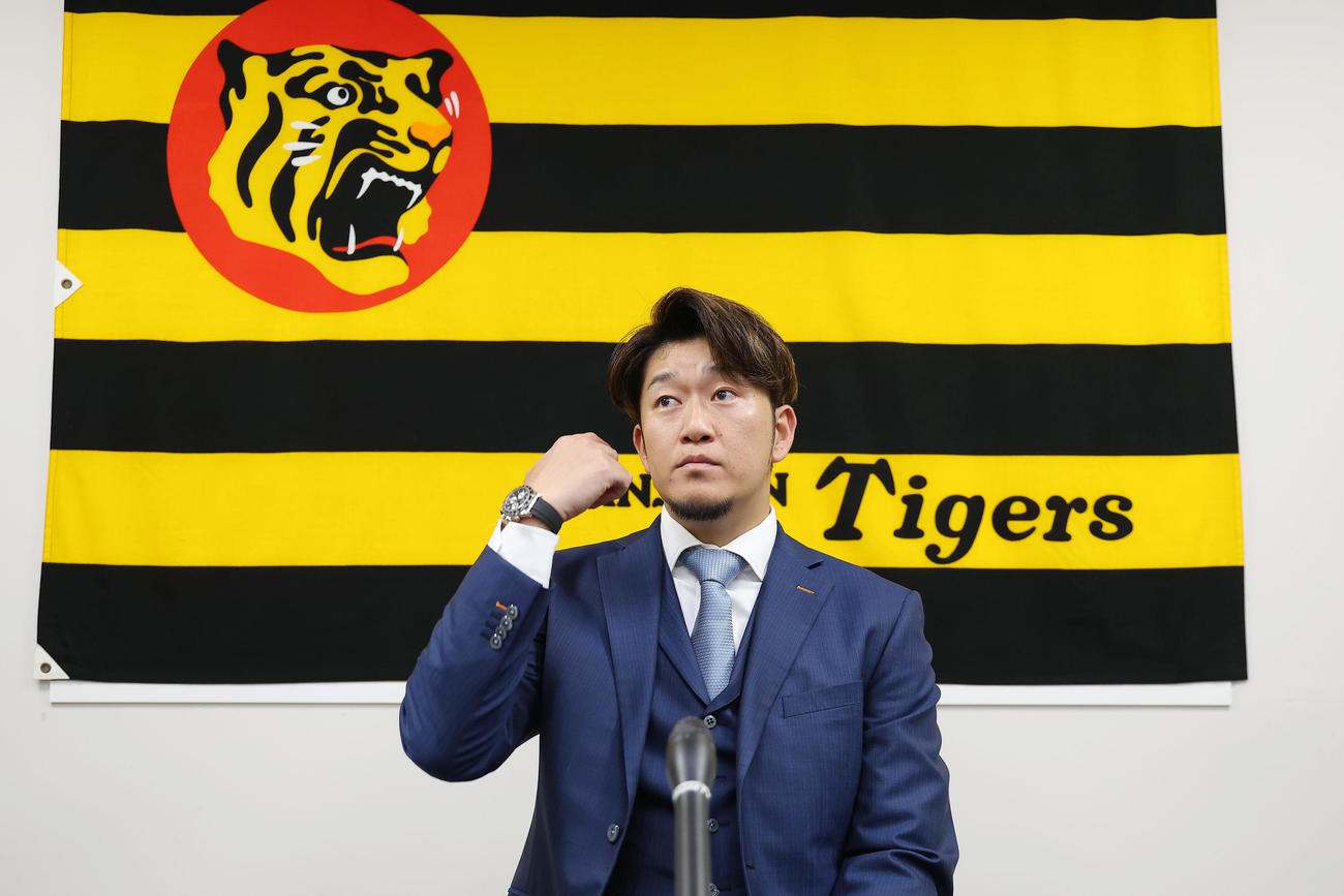 契約更改を終え、会見に臨む阪神岩貞（撮影・前田充）