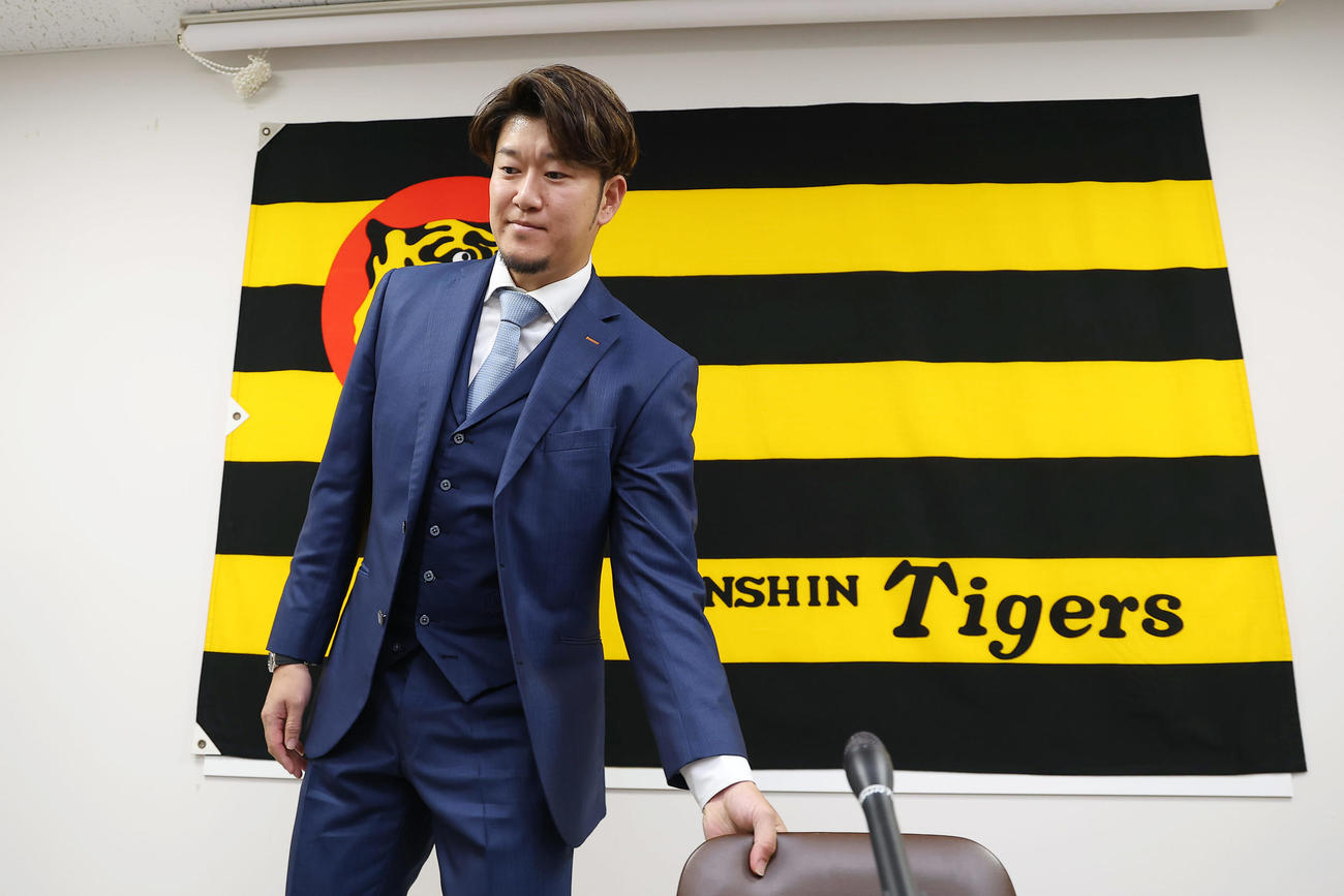 契約更改を終え、会見に臨んだ阪神岩貞（撮影・前田充）