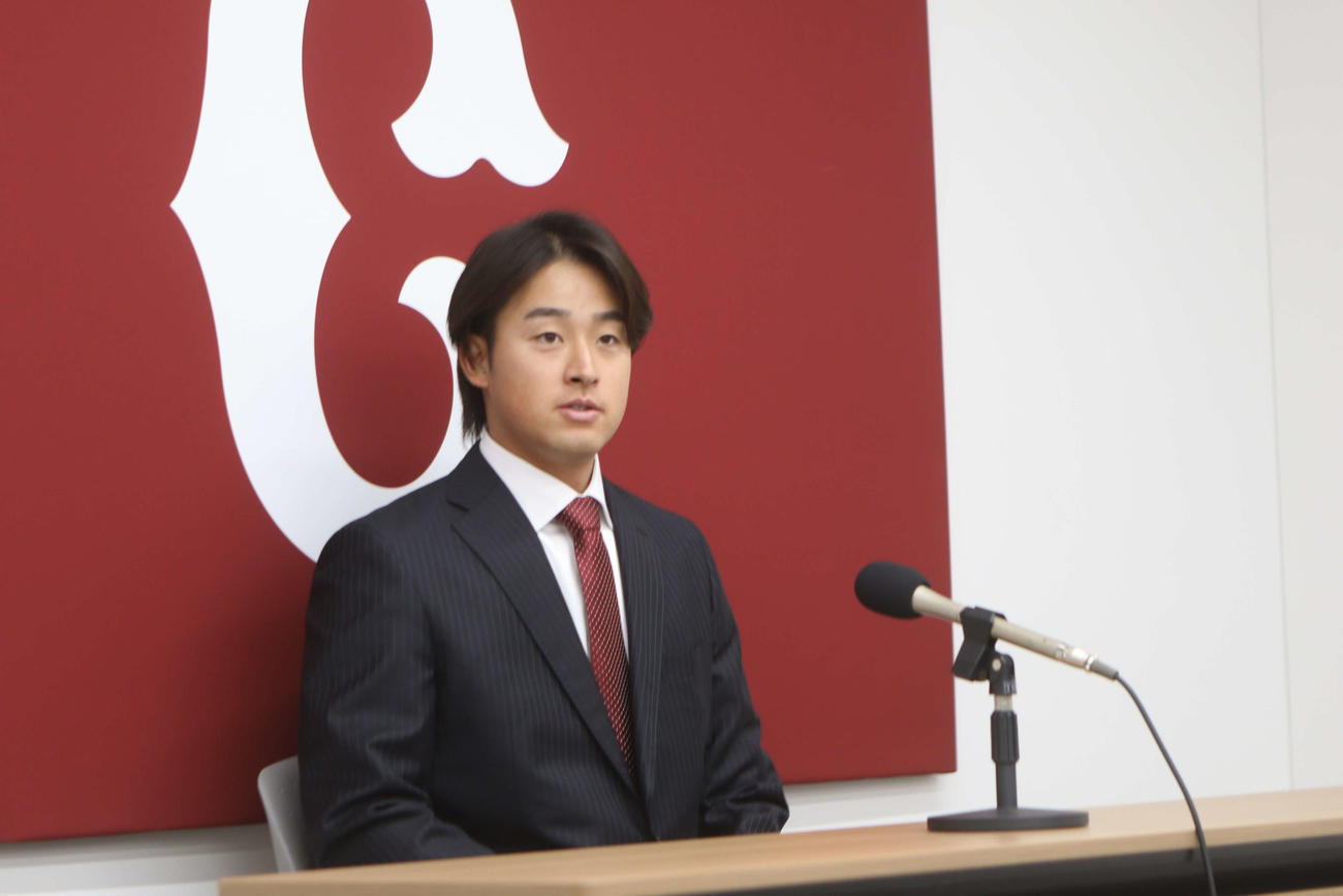 契約更改後に会見する巨人堀田賢慎