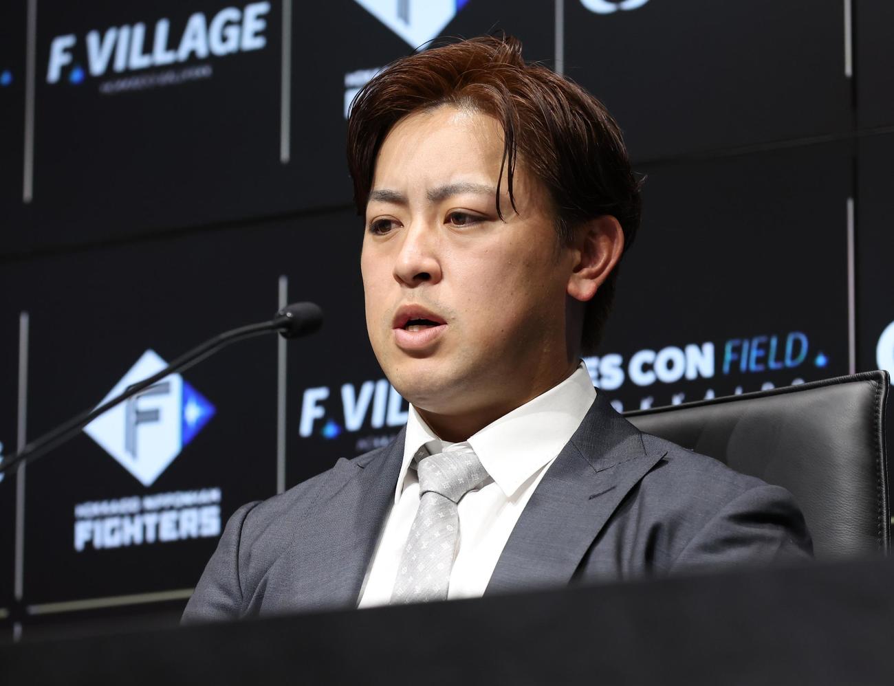 契約更改を終え記者会見する河野（撮影・黒川智章）